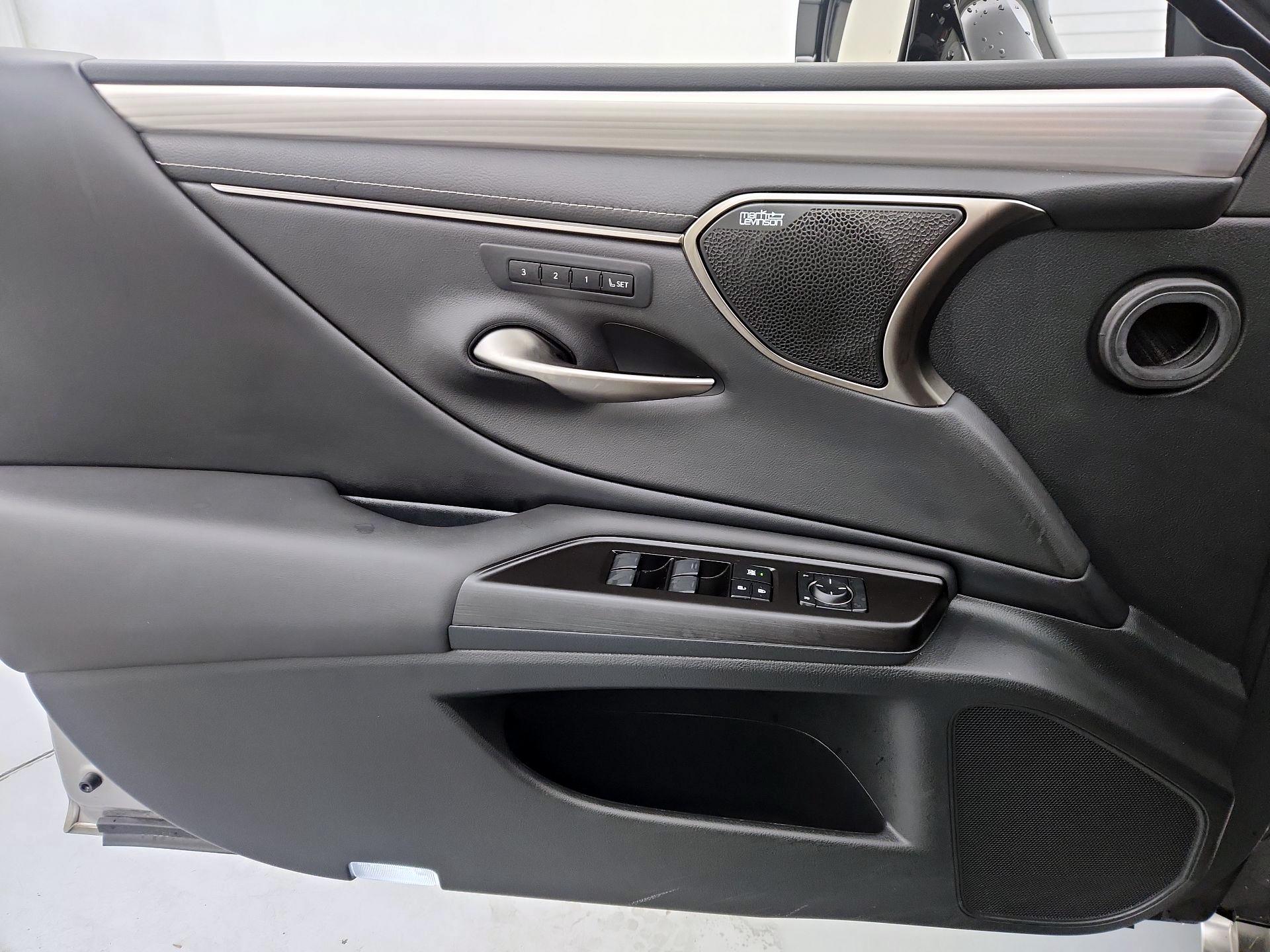 Thumbnail: 2019 Lexus ES - 12