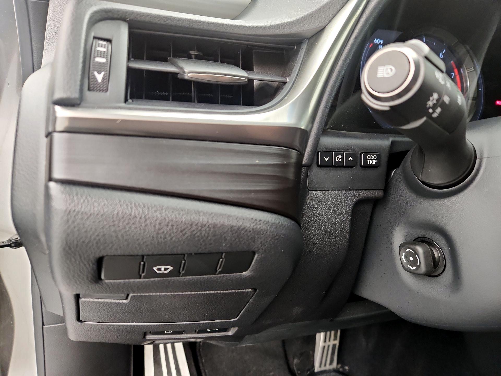 Thumbnail: 2019 Lexus ES - 13