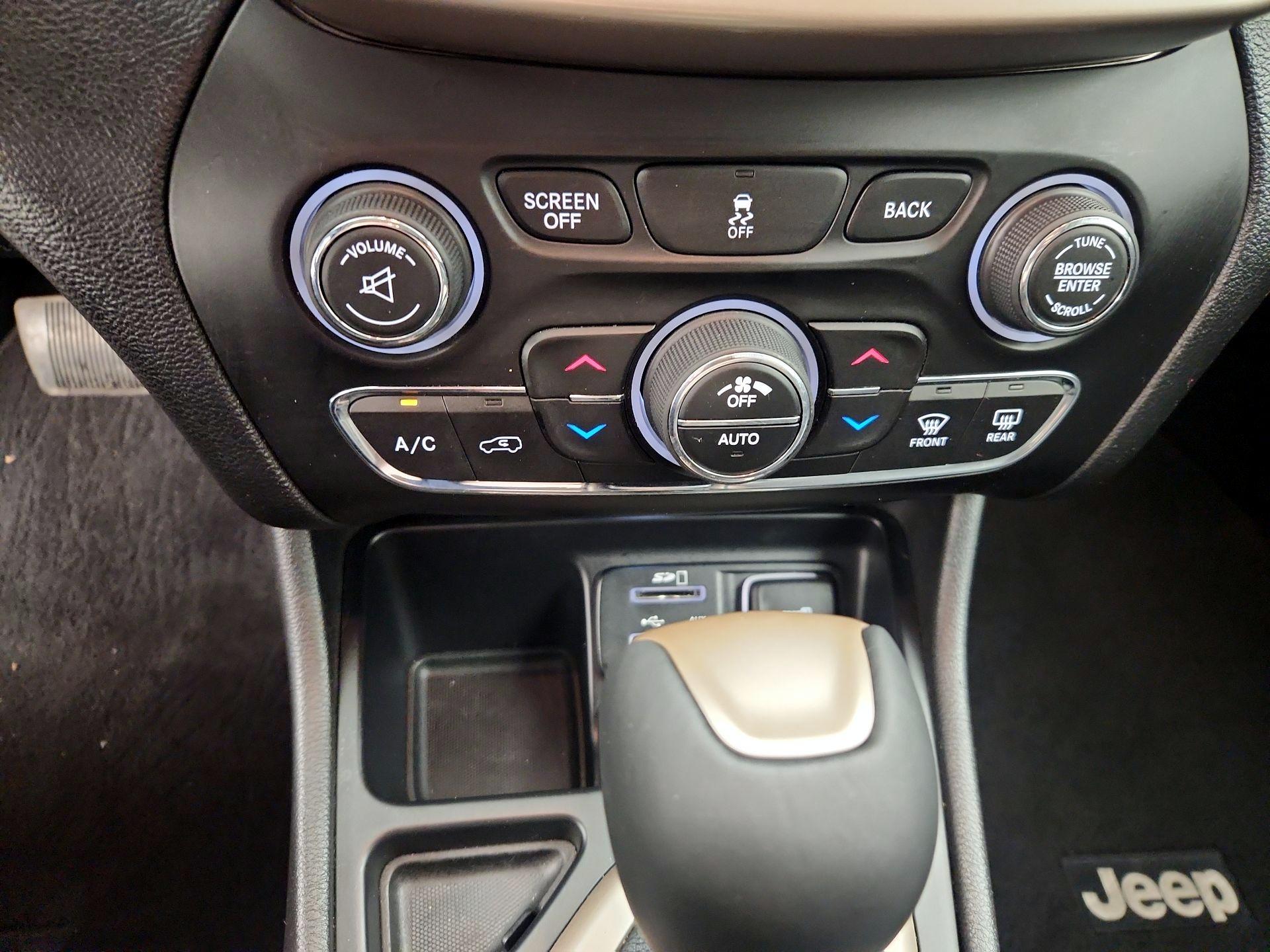 Thumbnail: 2014 Jeep Cherokee - 17
