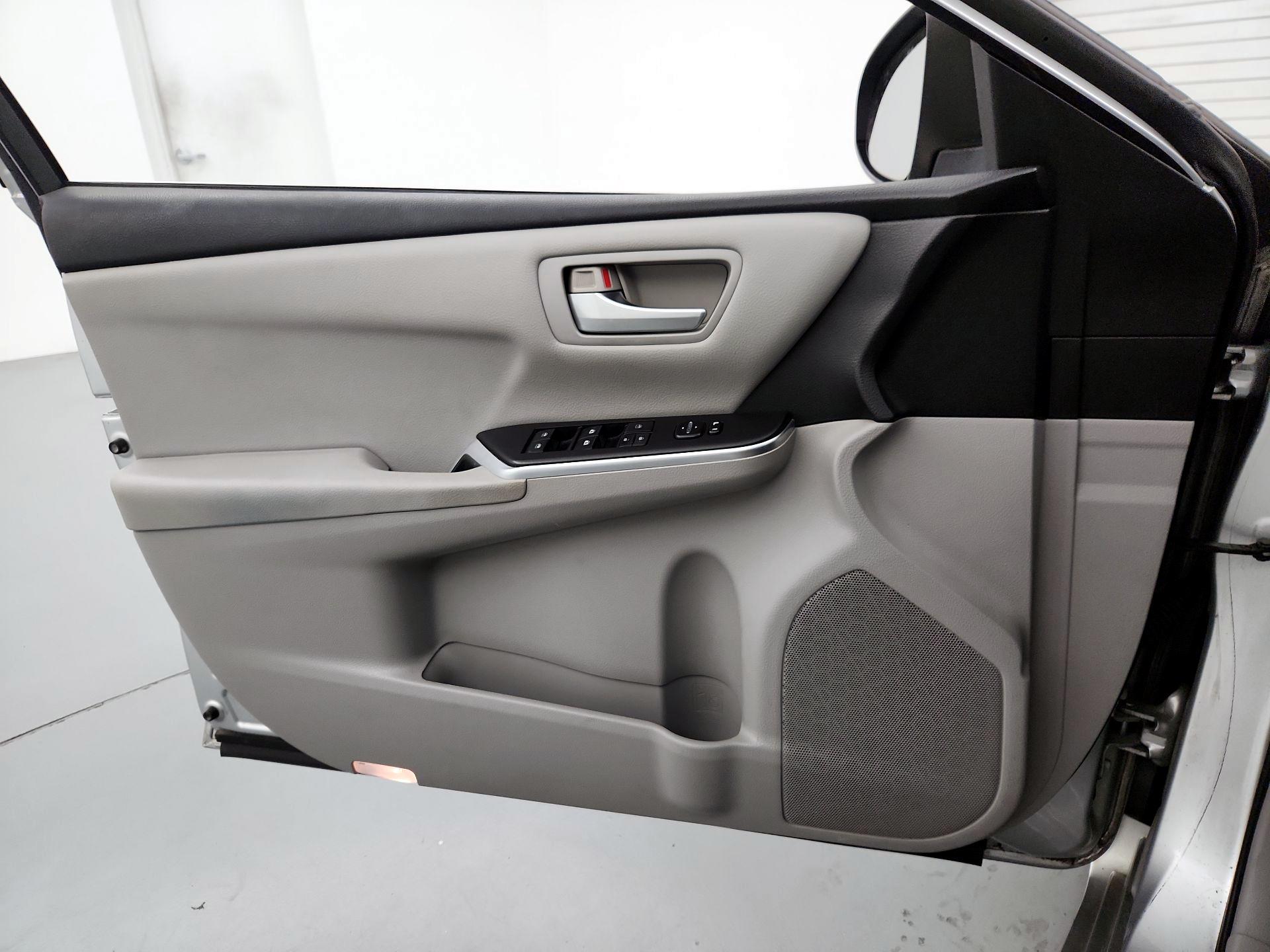 Thumbnail: 2015 Toyota Camry - 12