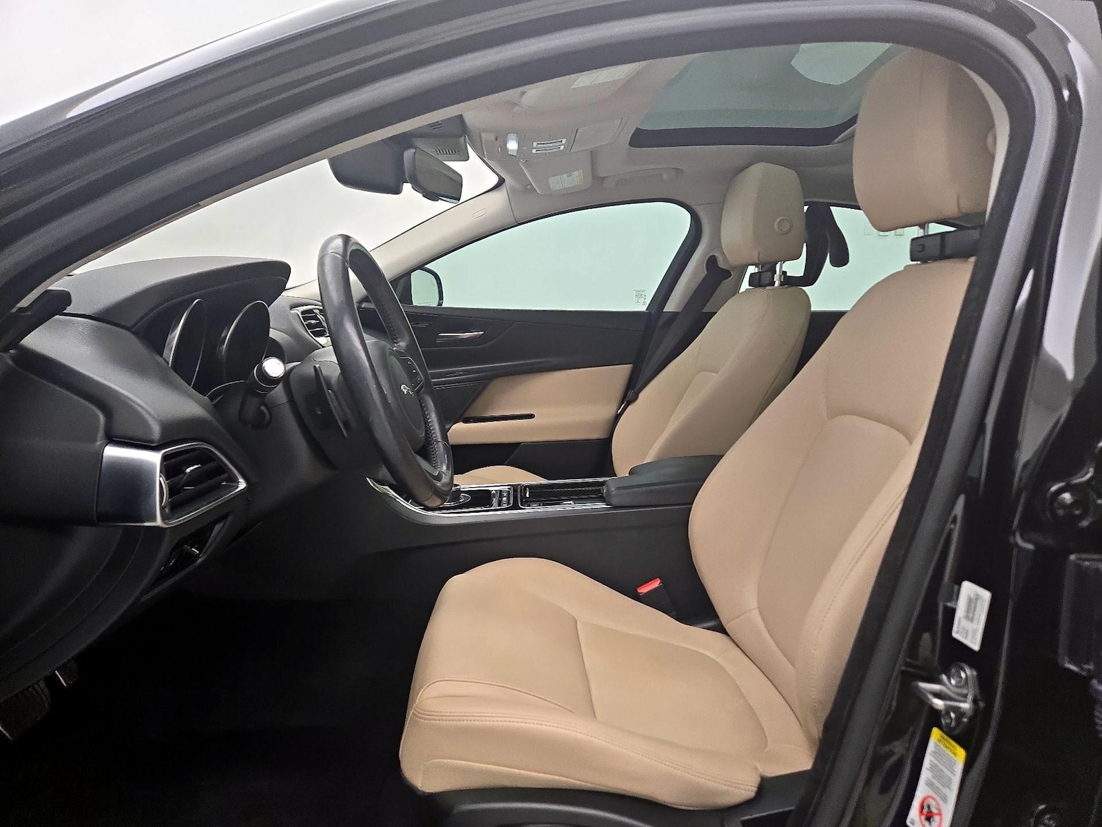 2019 Jaguar XE Premium - Photo 12