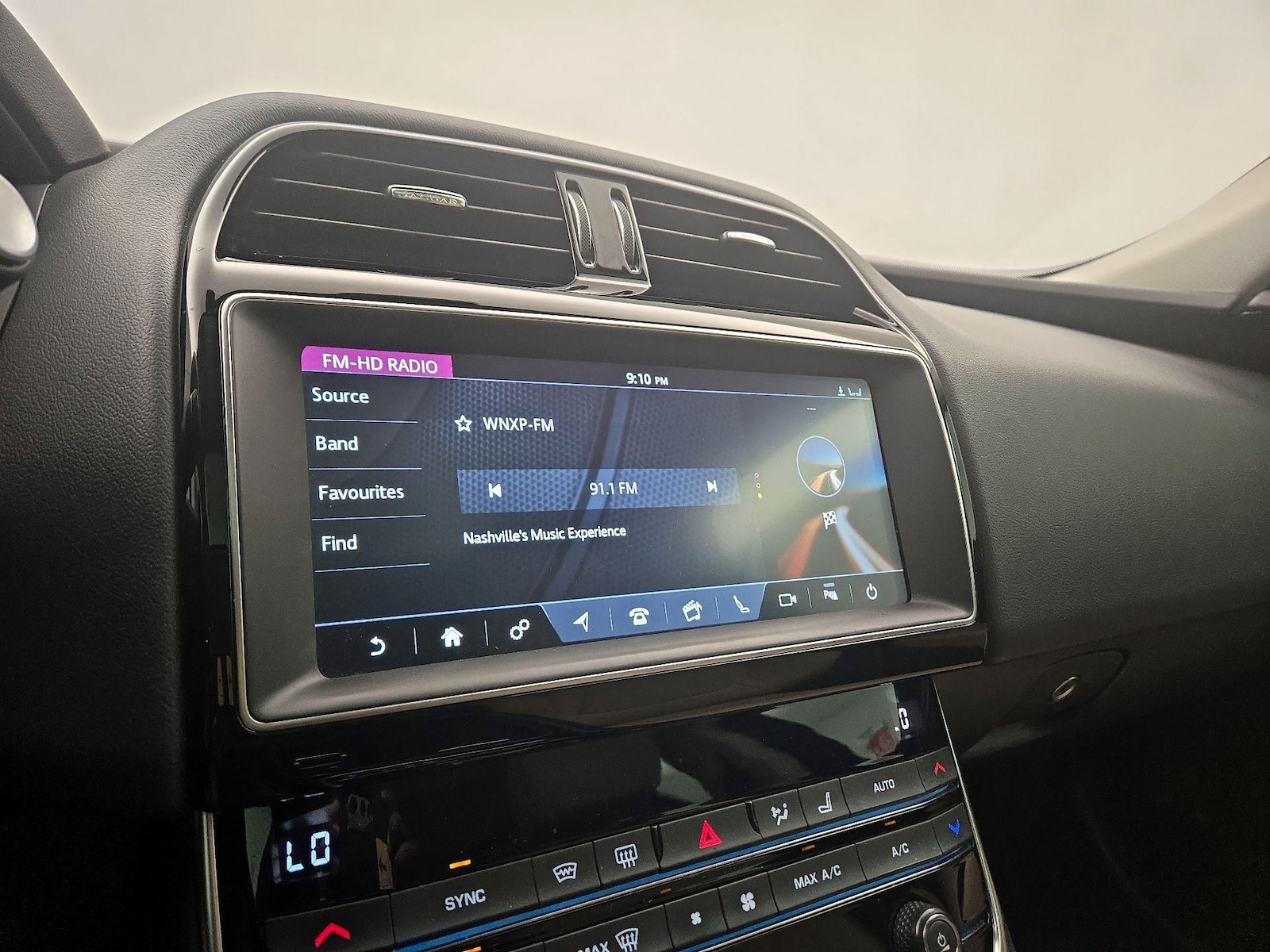 2019 Jaguar XE Premium - Photo 16