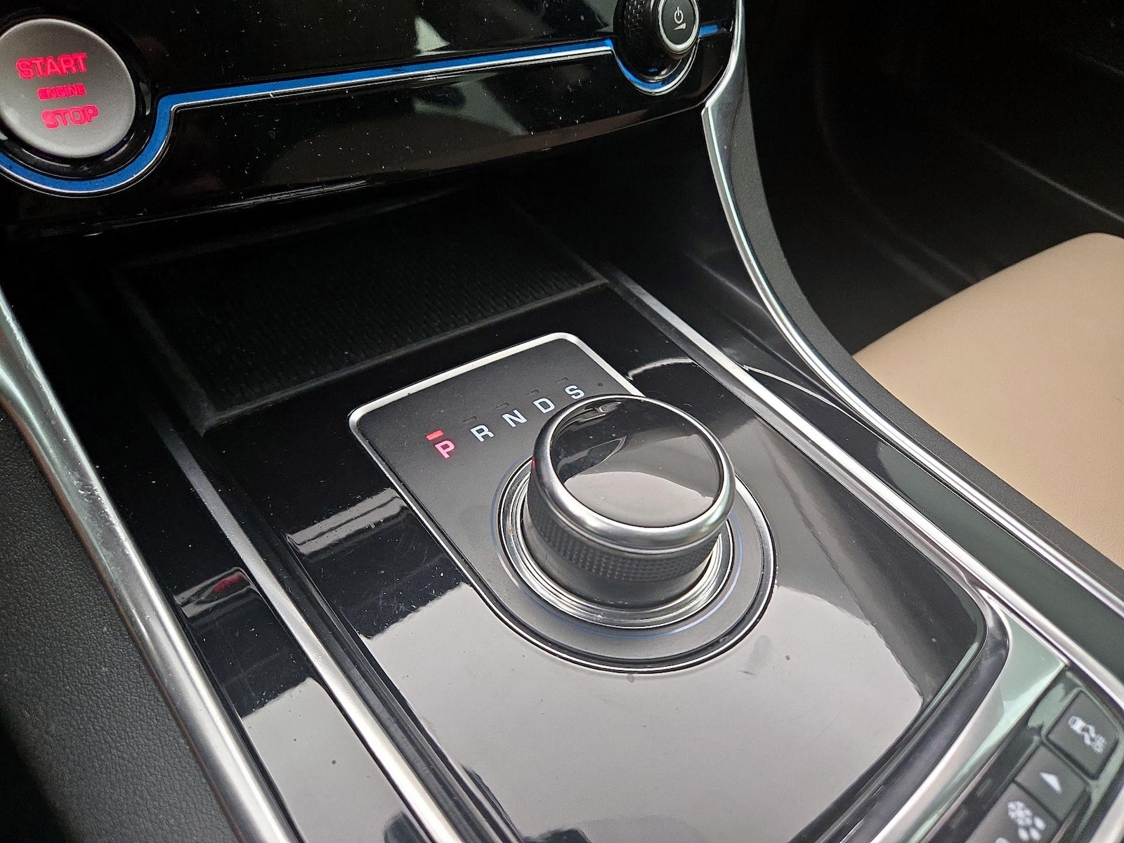 2019 Jaguar XE Premium - Photo 18