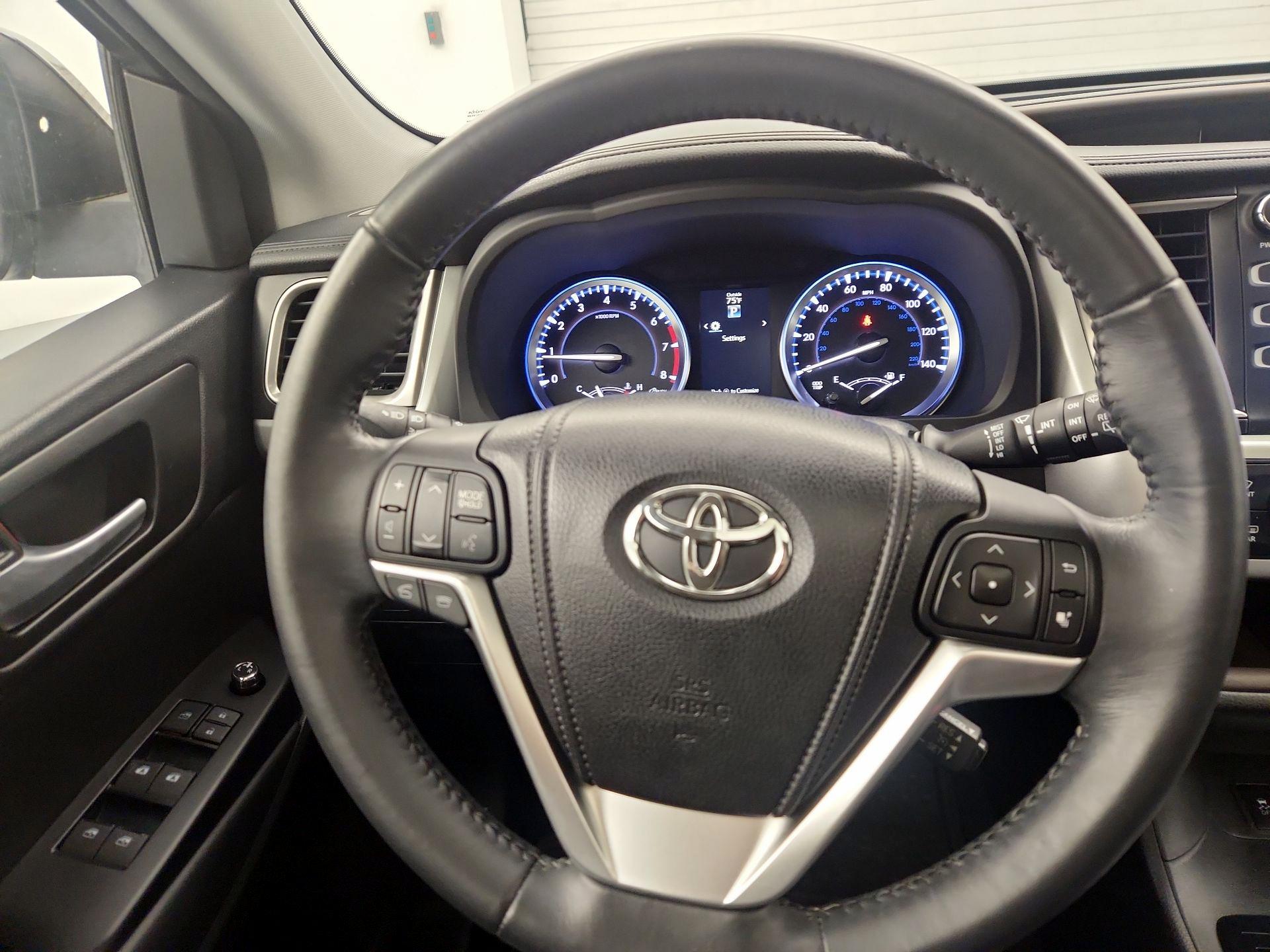 Thumbnail: 2015 Toyota Highlander - 10