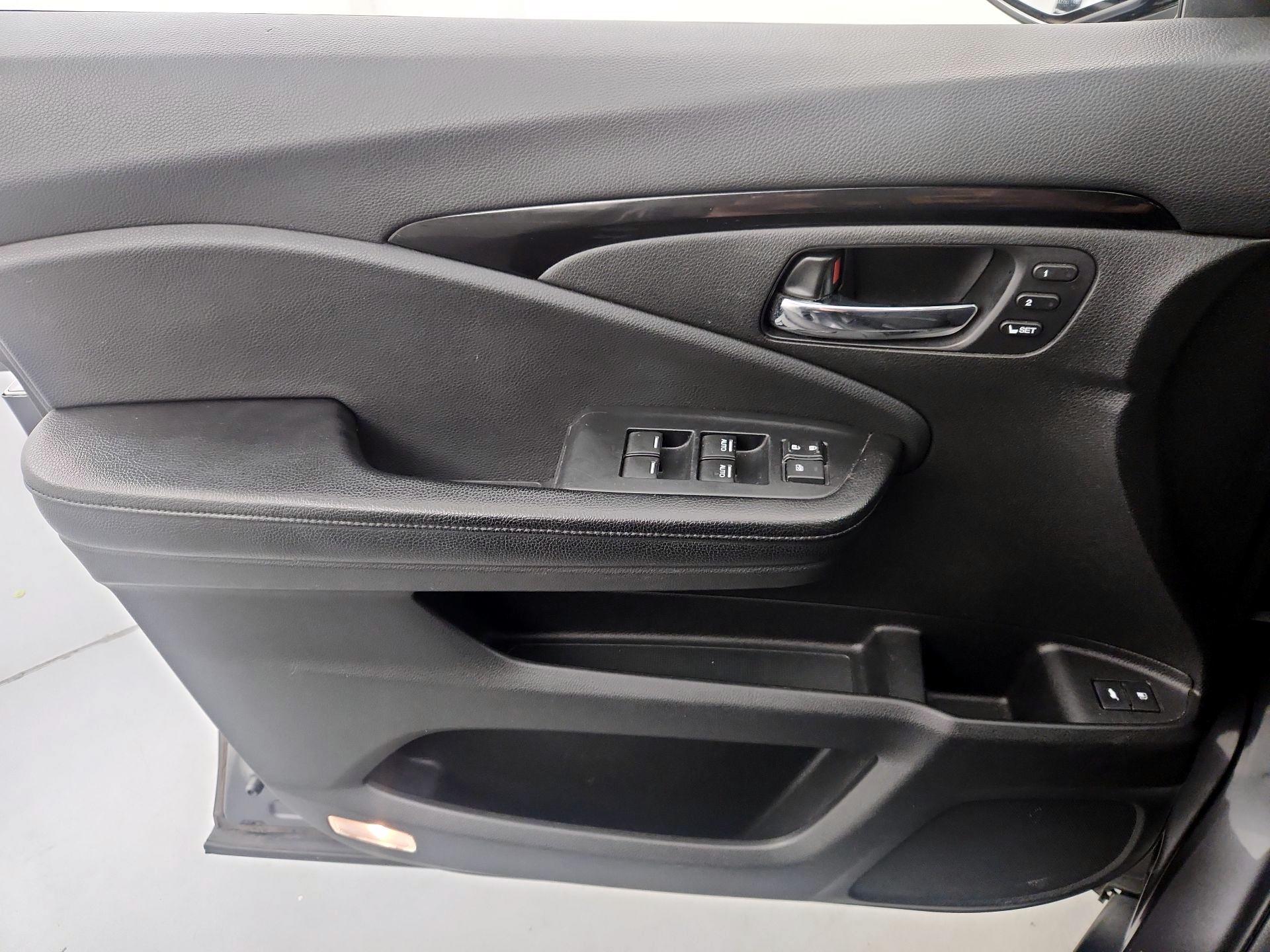 Thumbnail: 2017 Honda Pilot - 12
