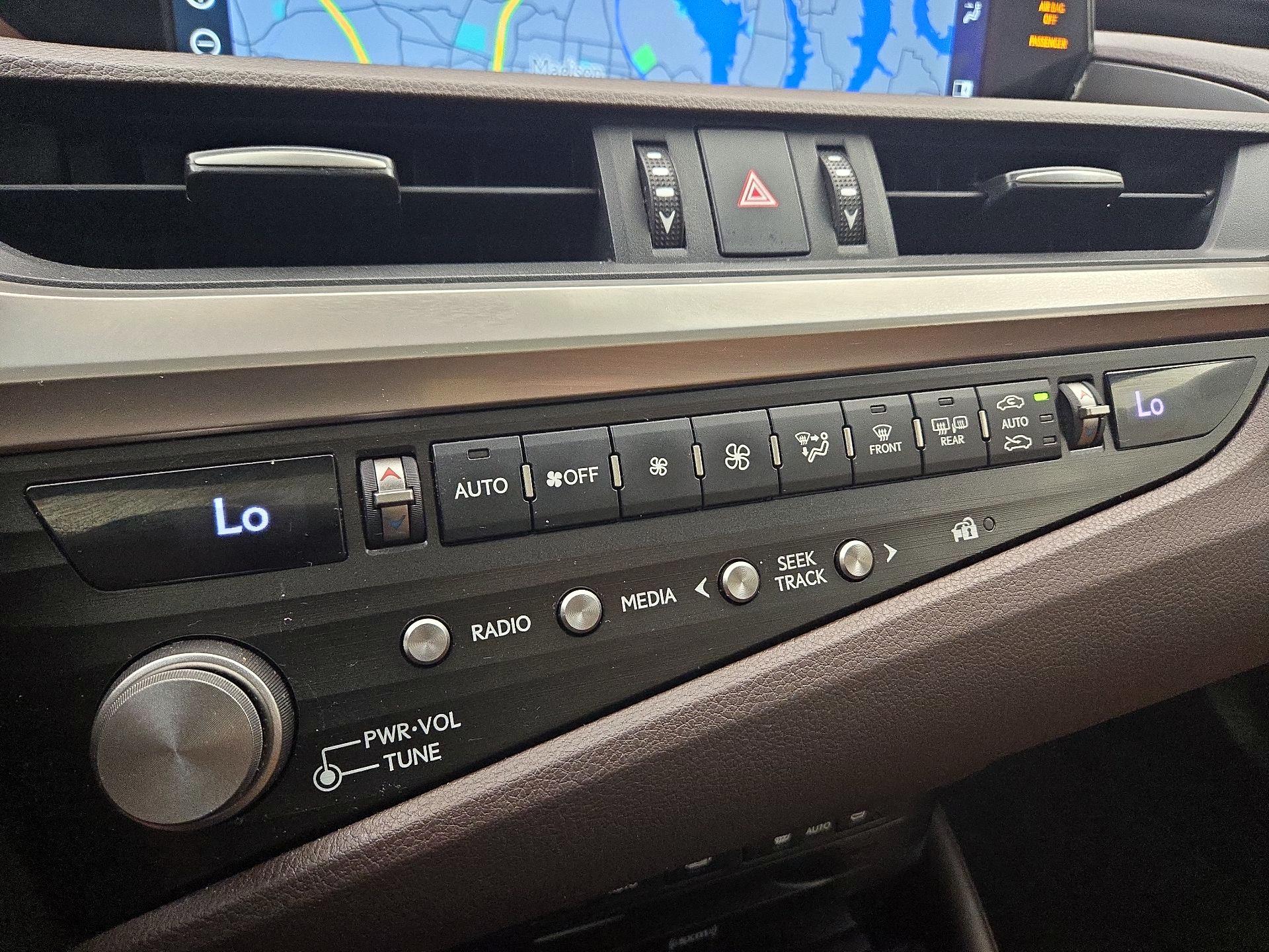 Thumbnail: 2021 Lexus ES - 17