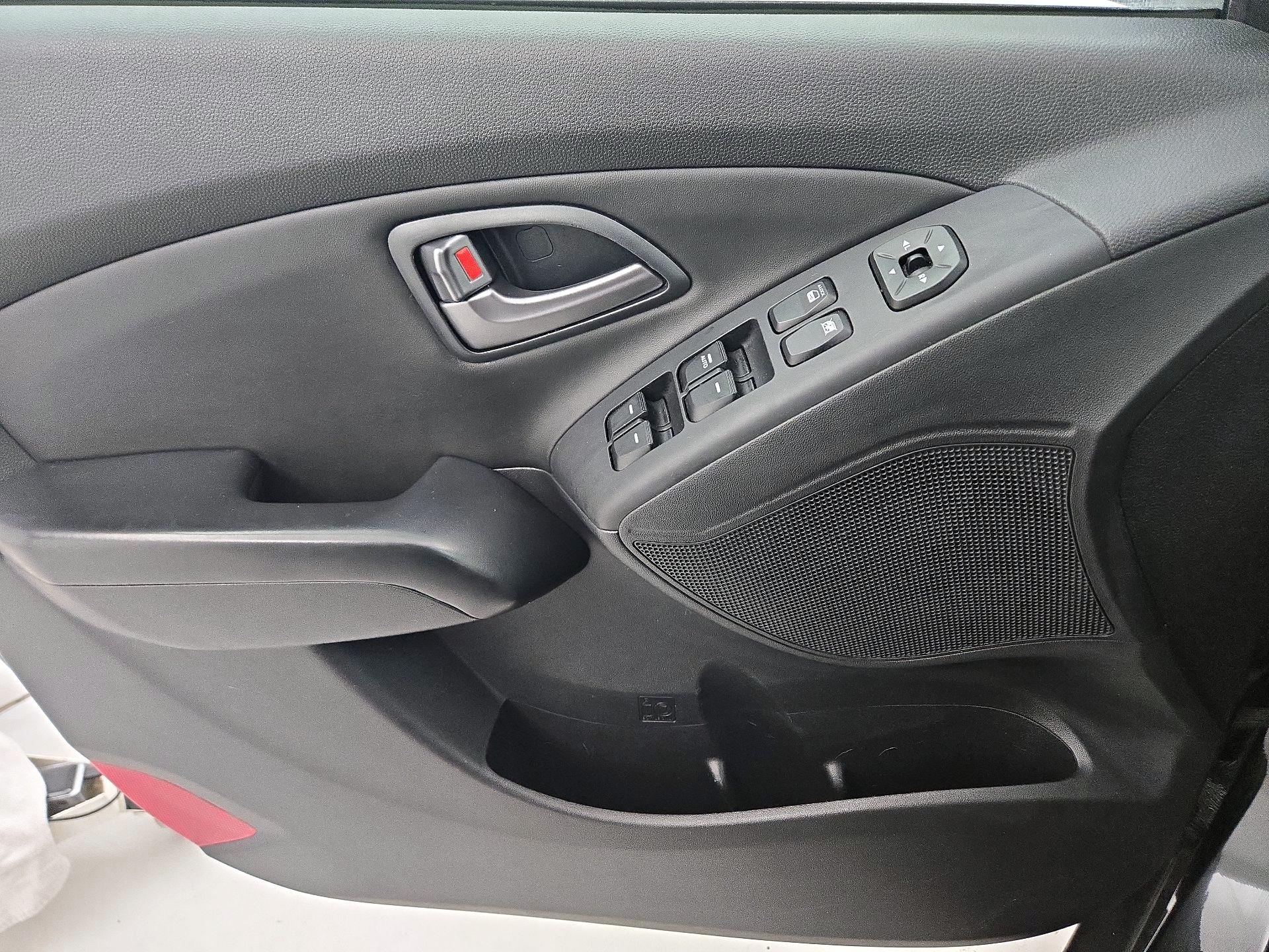 Thumbnail: 2015 Hyundai Tucson - 12