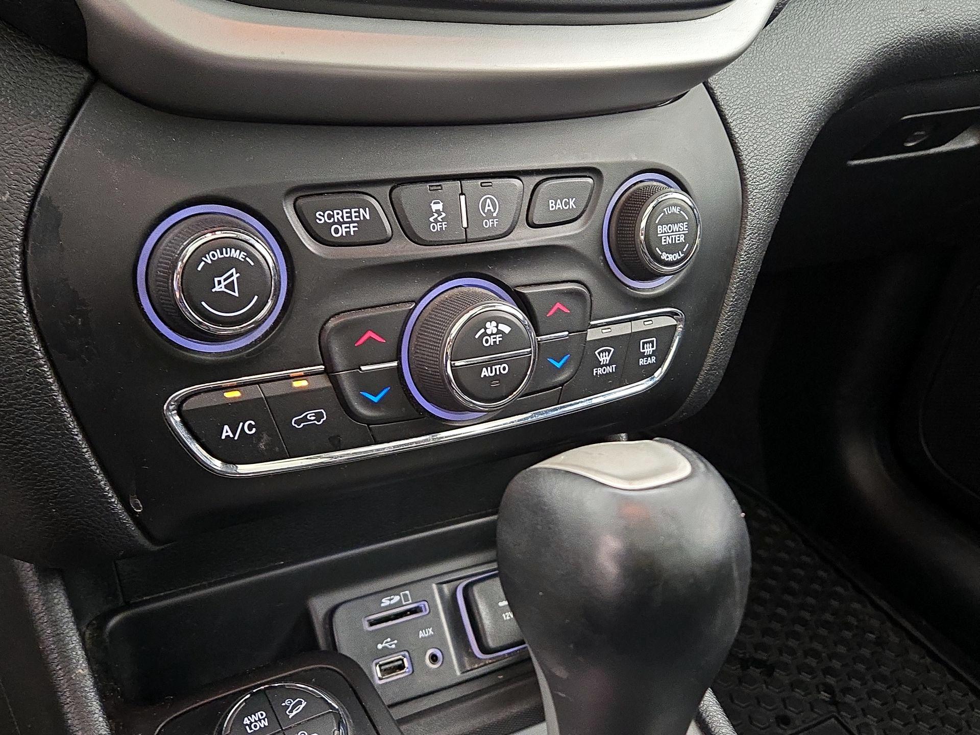 Thumbnail: 2017 Jeep Cherokee - 16