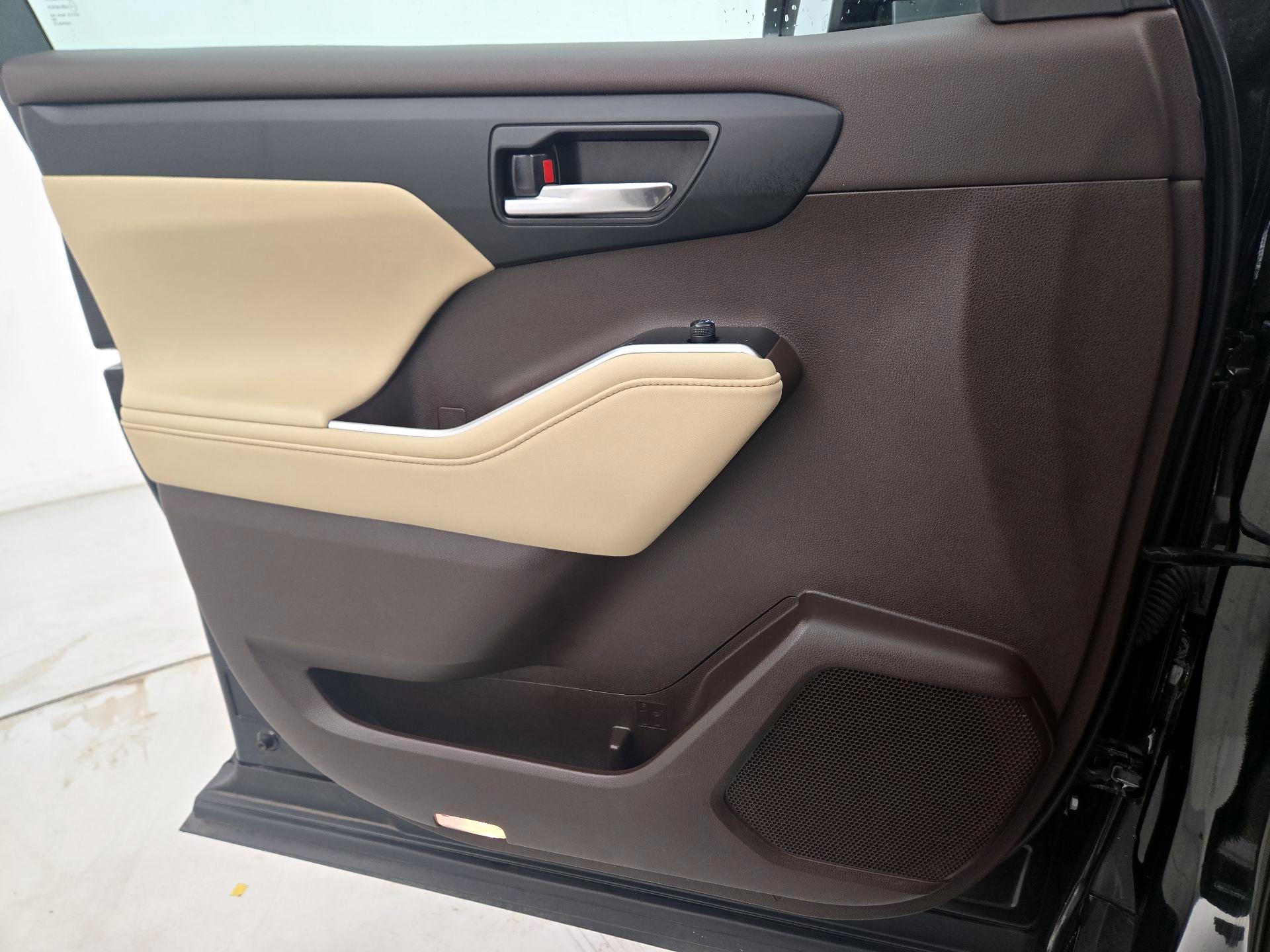 Thumbnail: 2021 Toyota Highlander - 12