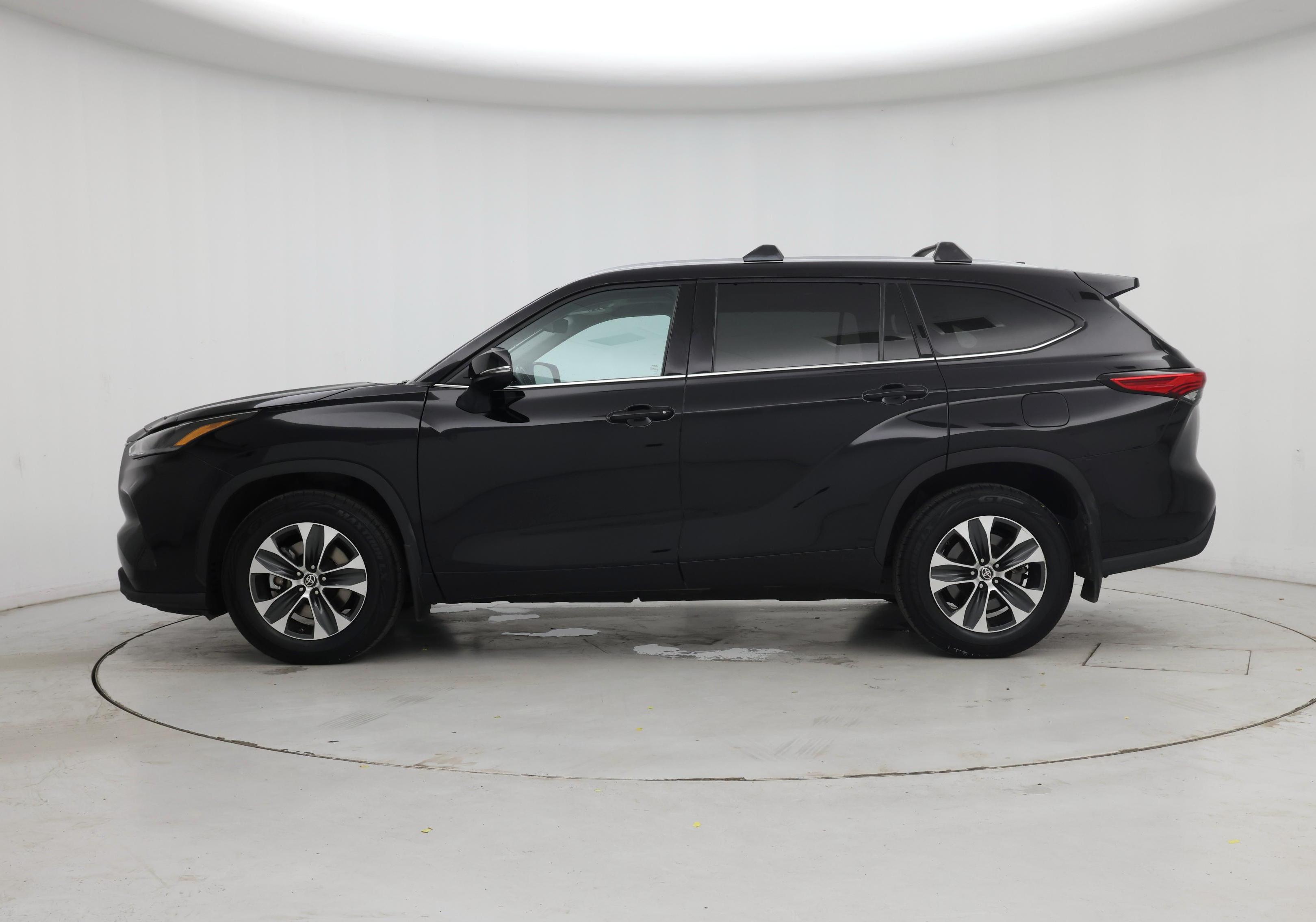 Thumbnail: 2021 Toyota Highlander - 3