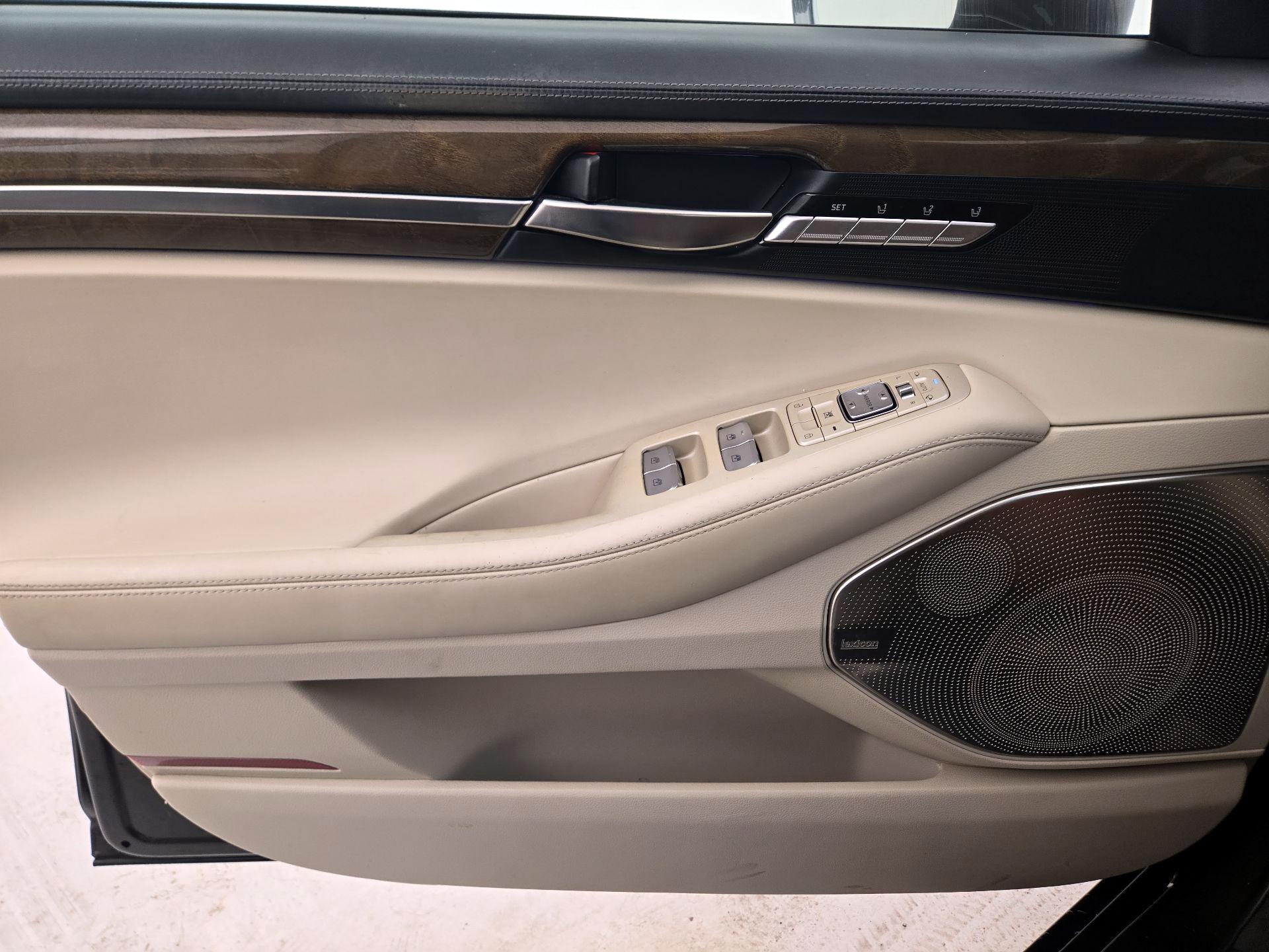Thumbnail: 2019 Genesis G90 - 12