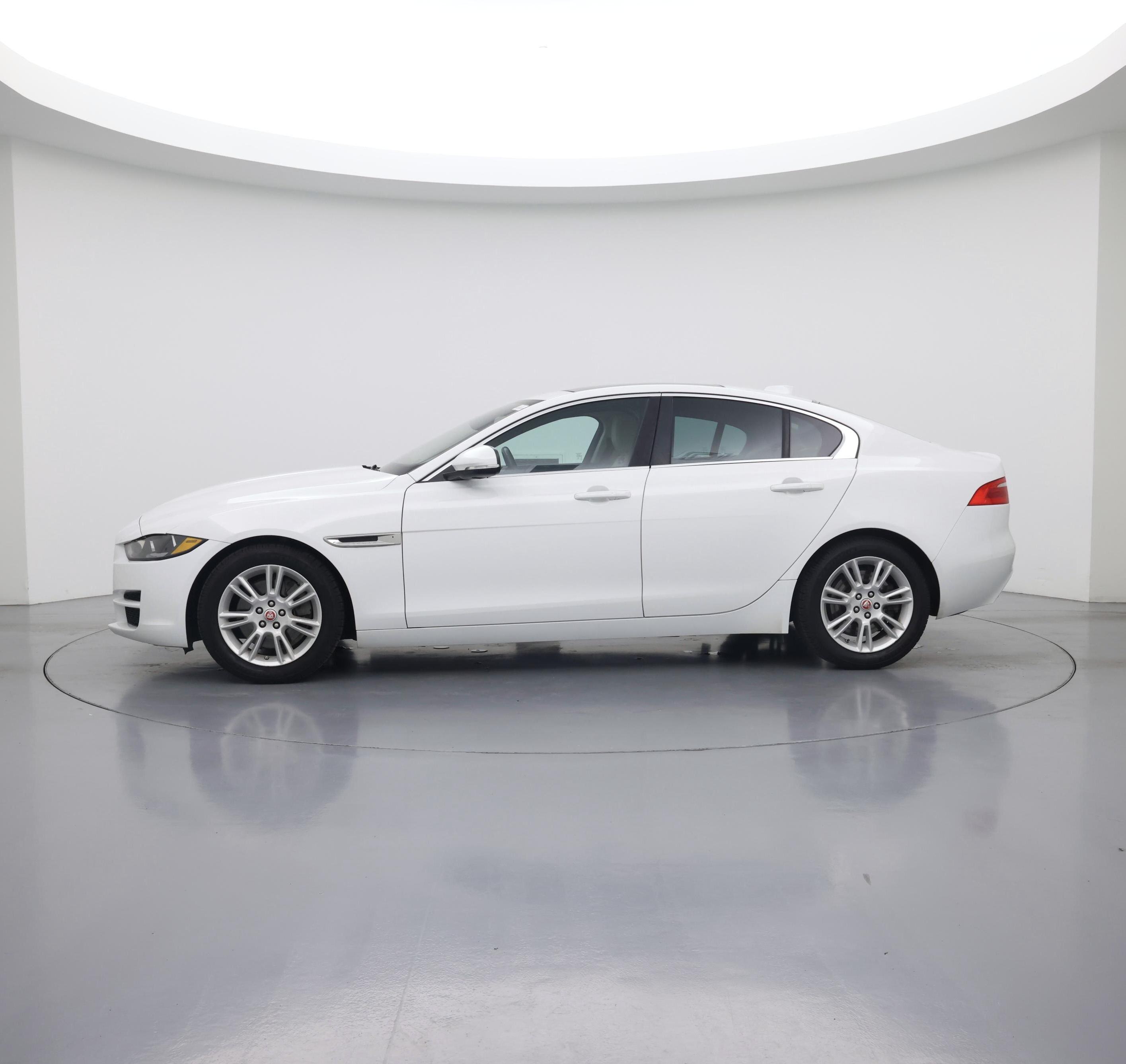Thumbnail: 2019 Jaguar XE - 3