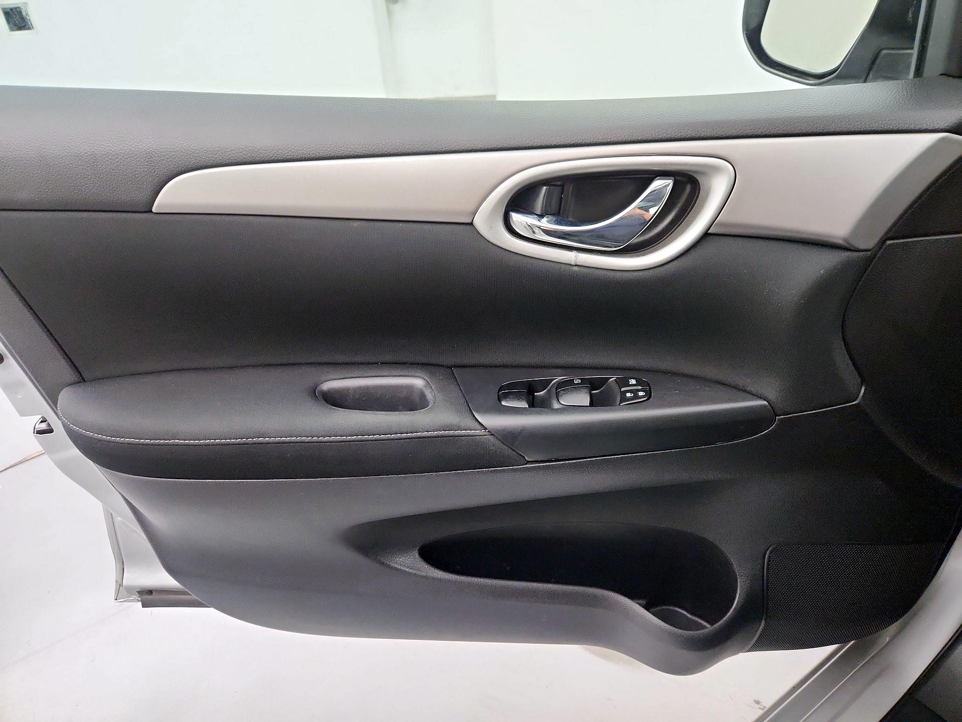 Thumbnail: 2015 Nissan Sentra - 12