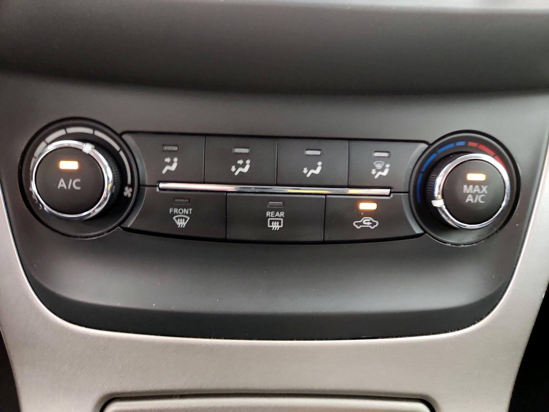 Thumbnail: 2015 Nissan Sentra - 16