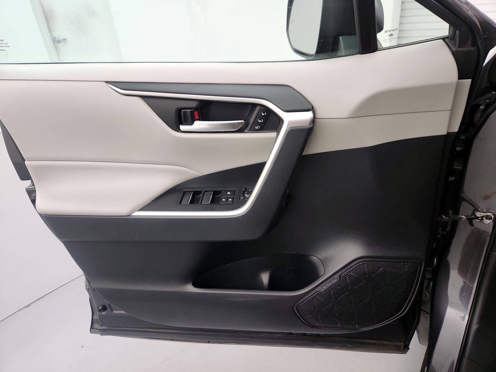 Thumbnail: 2019 Toyota RAV4 - 12