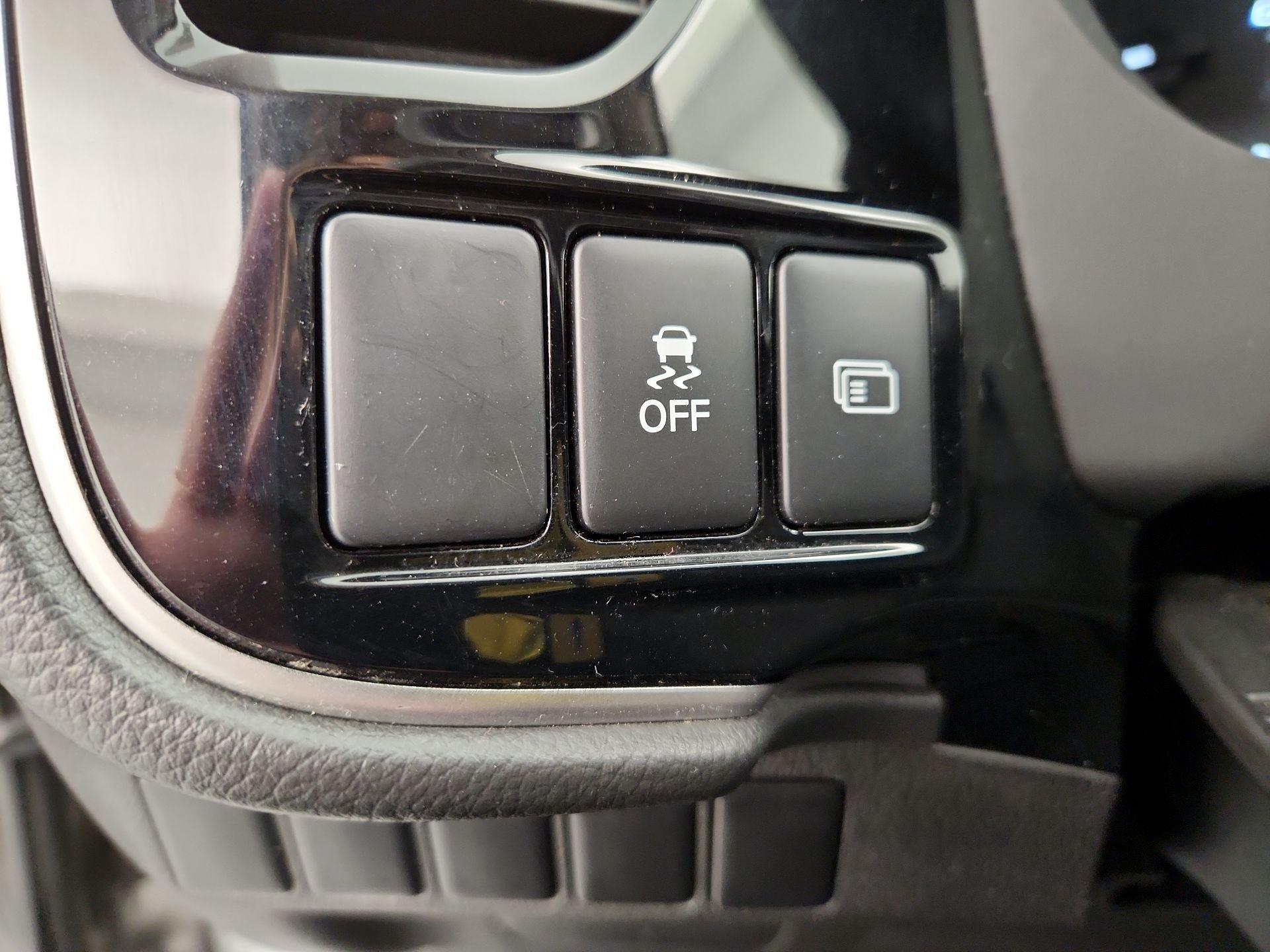 Thumbnail: 2018 Mitsubishi Outlander - 13