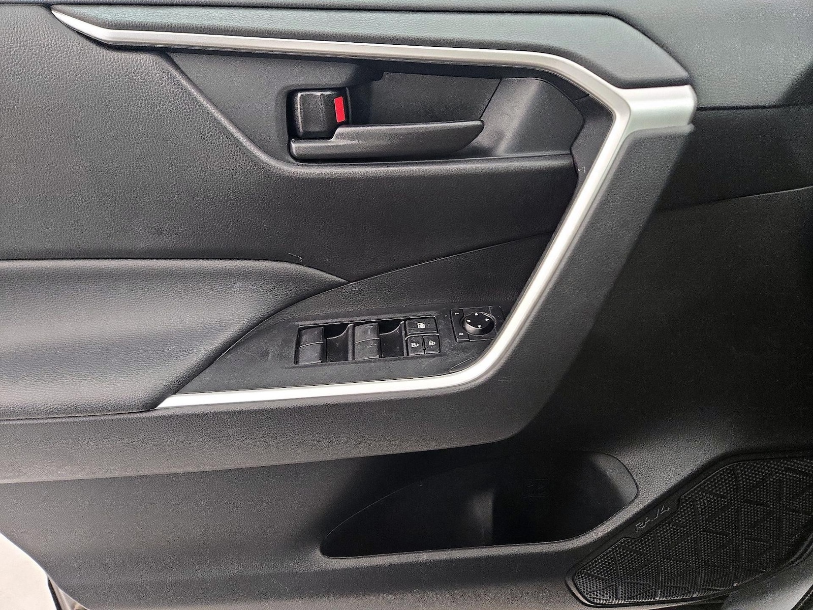 2021 Toyota RAV4 LE - Photo 13