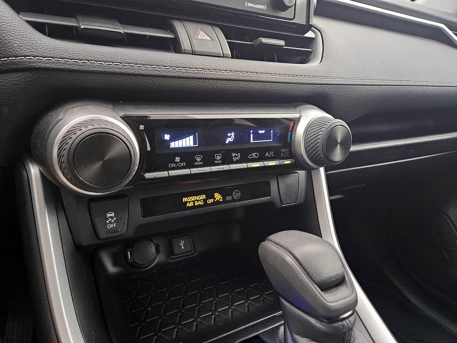 2021 Toyota RAV4 LE - Photo 17
