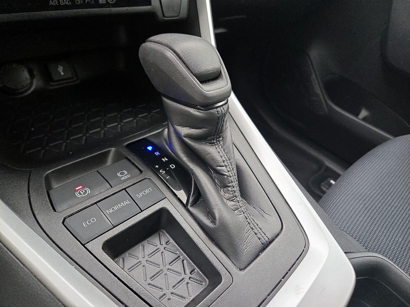 2021 Toyota RAV4 LE - Photo 18