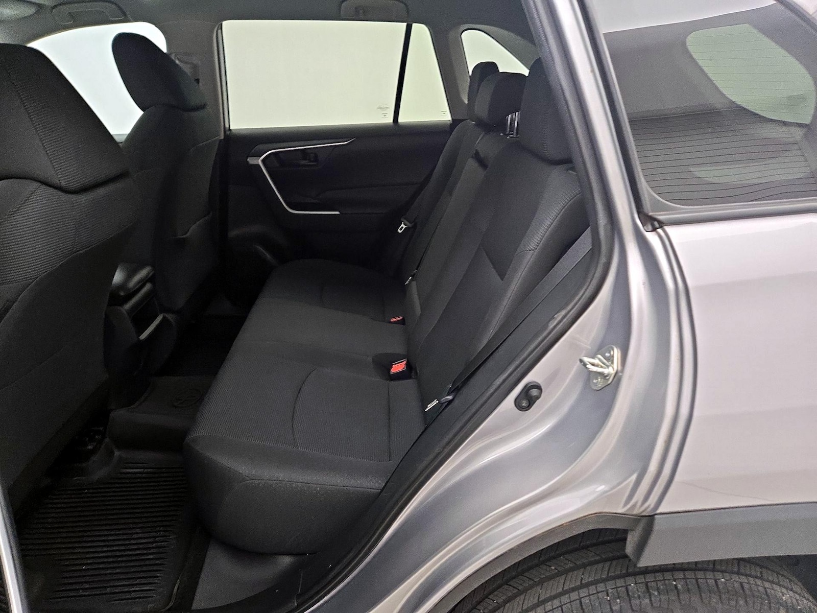2021 Toyota RAV4 LE - Photo 20
