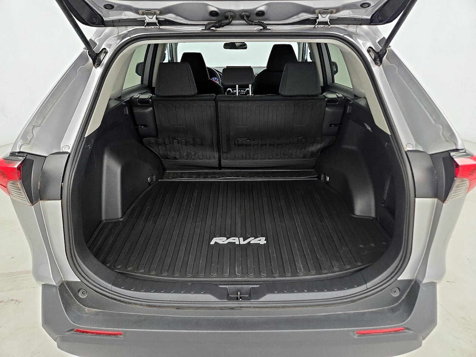2021 Toyota RAV4 LE - Photo 21
