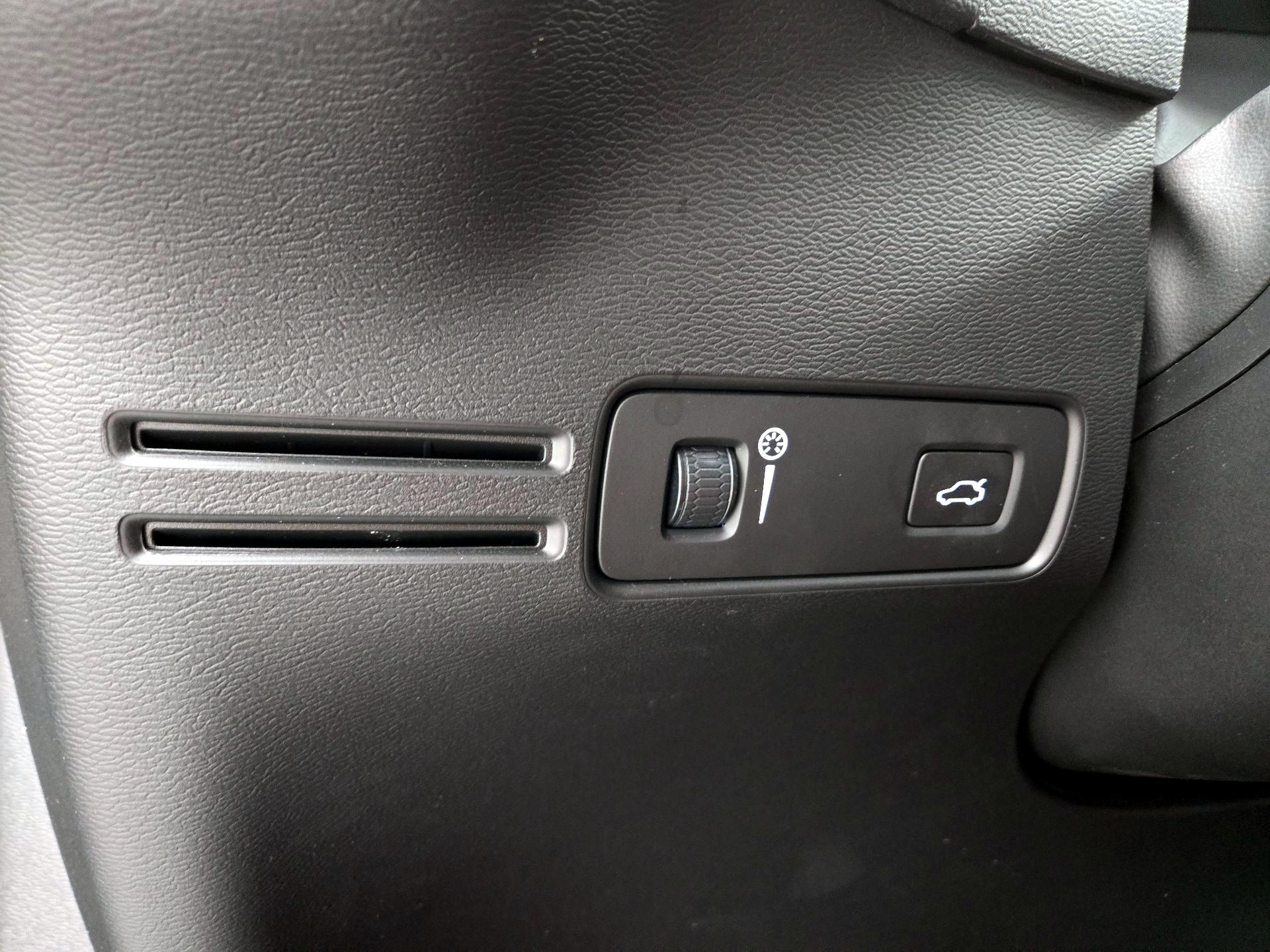 Thumbnail: 2020 Volvo XC40 - 13
