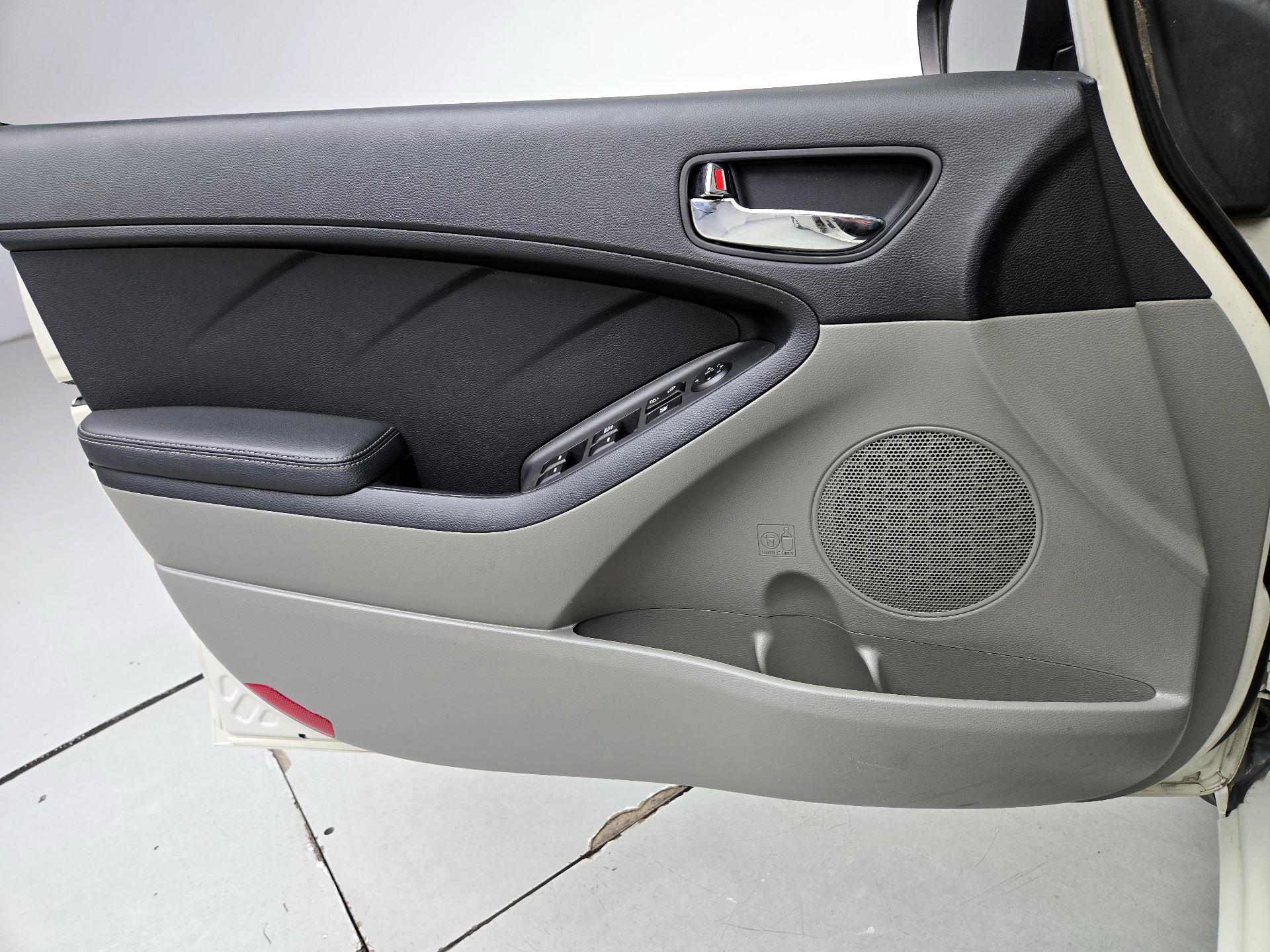 Thumbnail: 2015 Kia Forte - 12