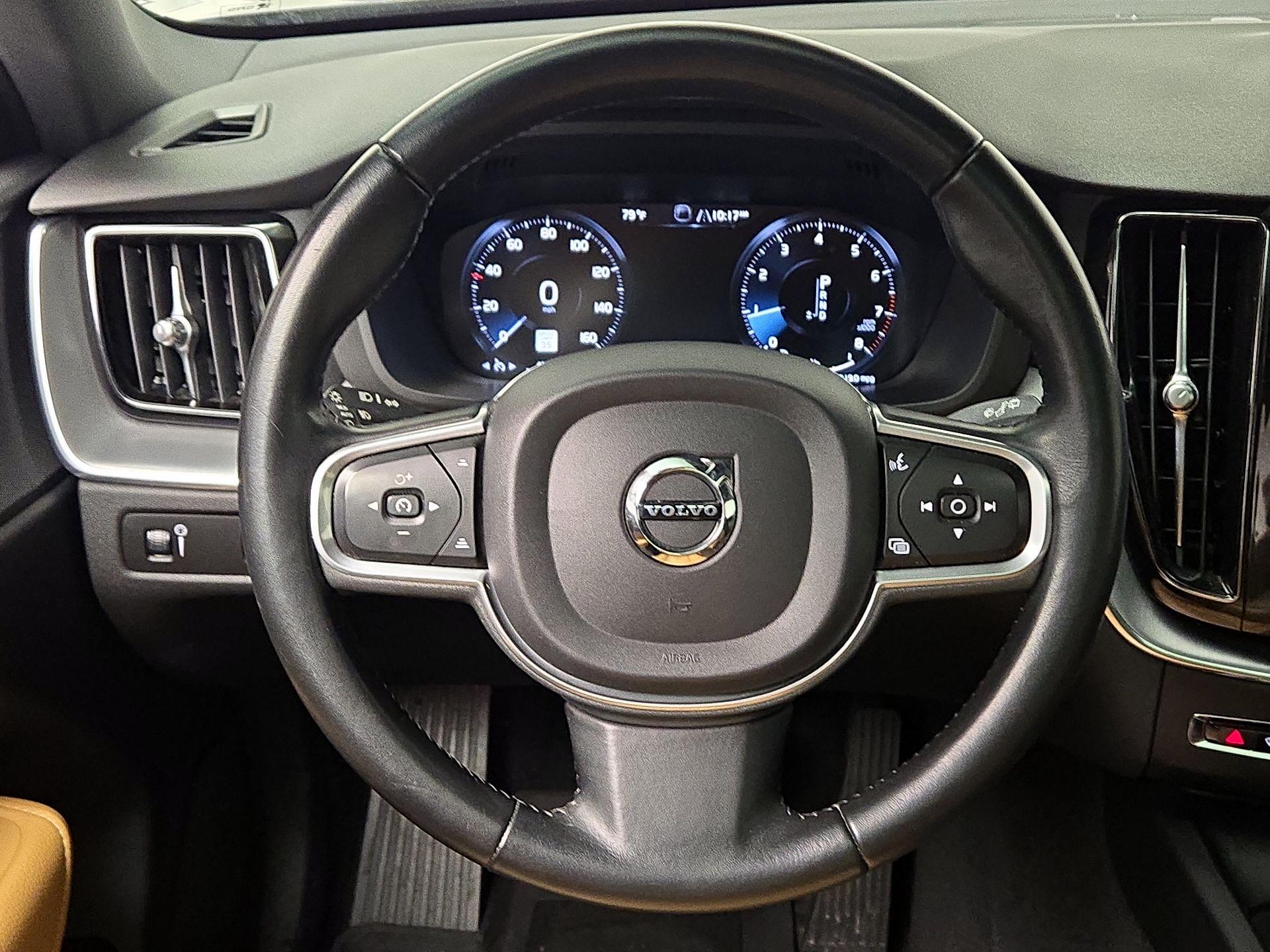 Thumbnail: 2020 Volvo XC60 - 10