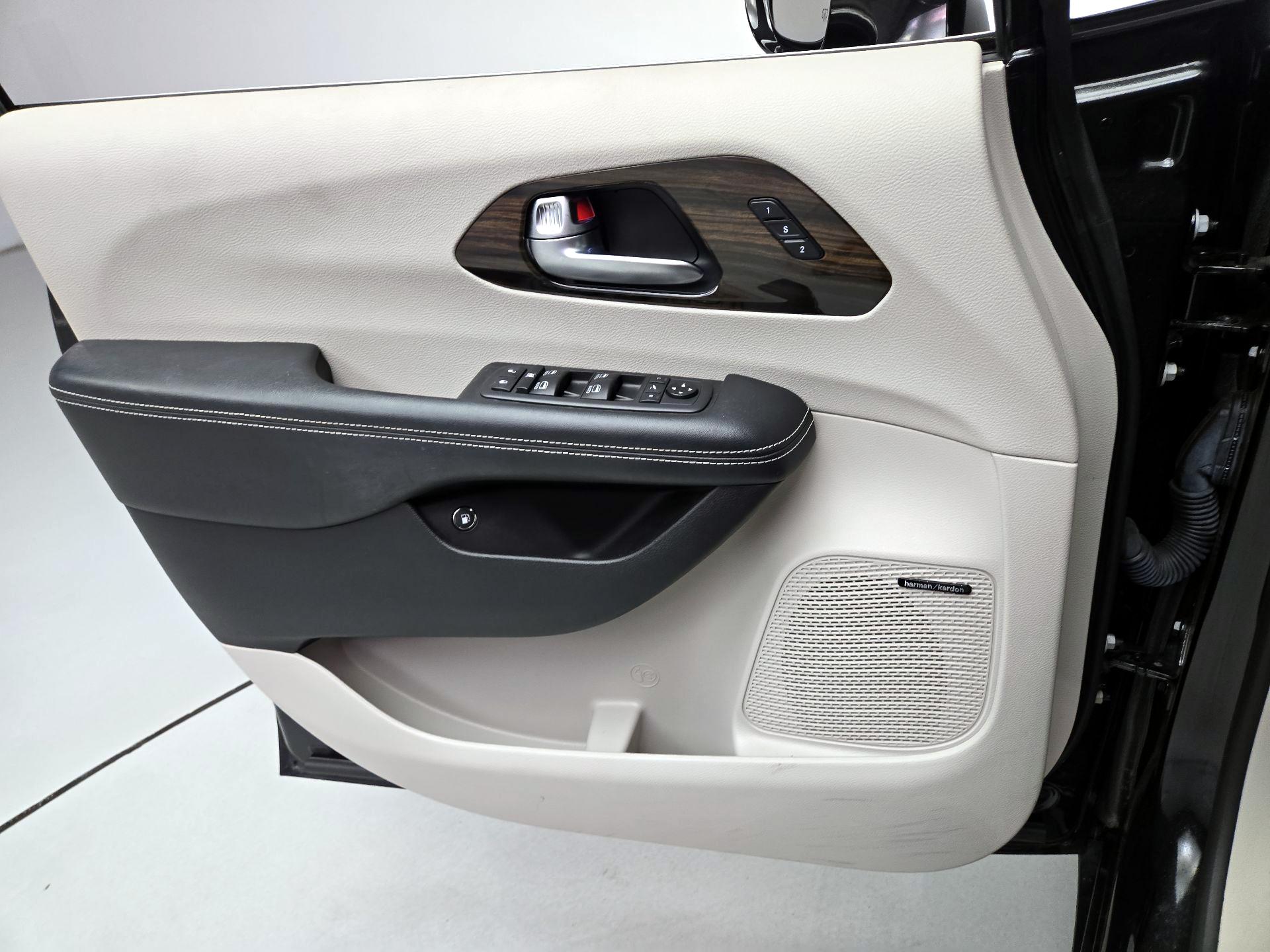 Thumbnail: 2021 Chrysler Pacifica - 12