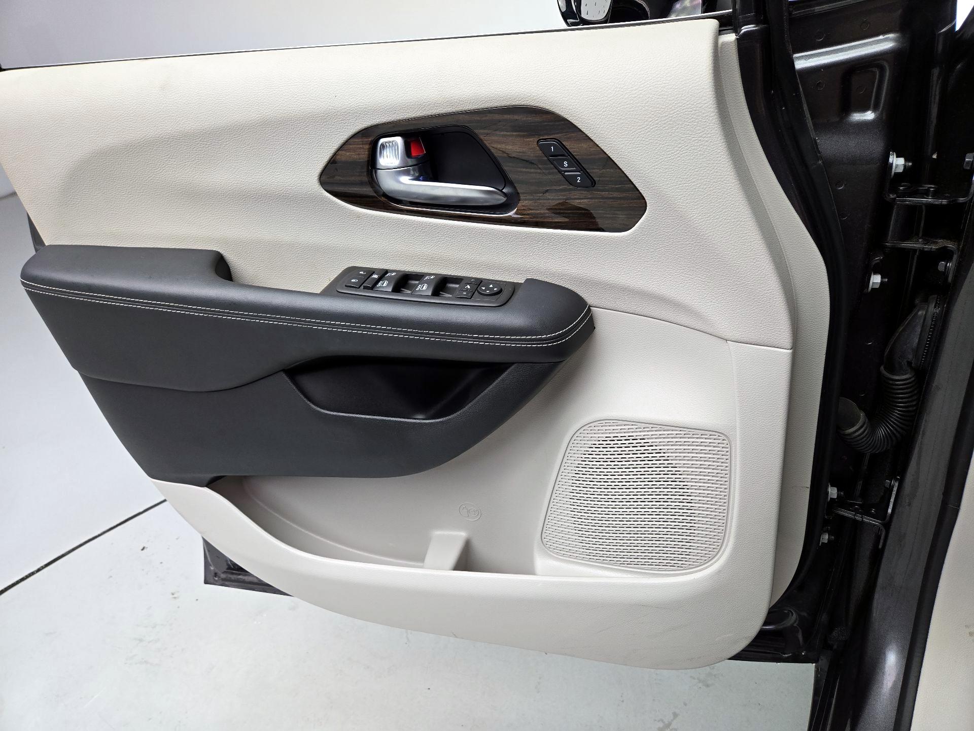 Thumbnail: 2023 Chrysler Pacifica - 12