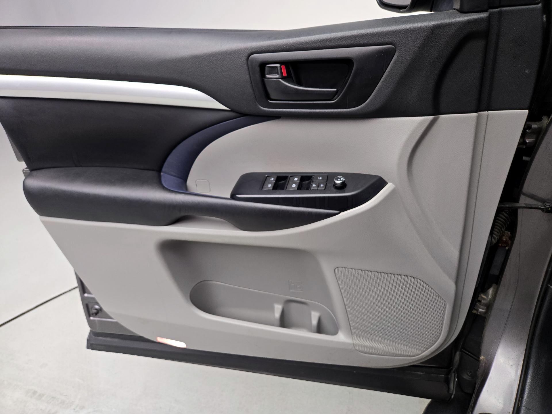 Thumbnail: 2019 Toyota Highlander - 12