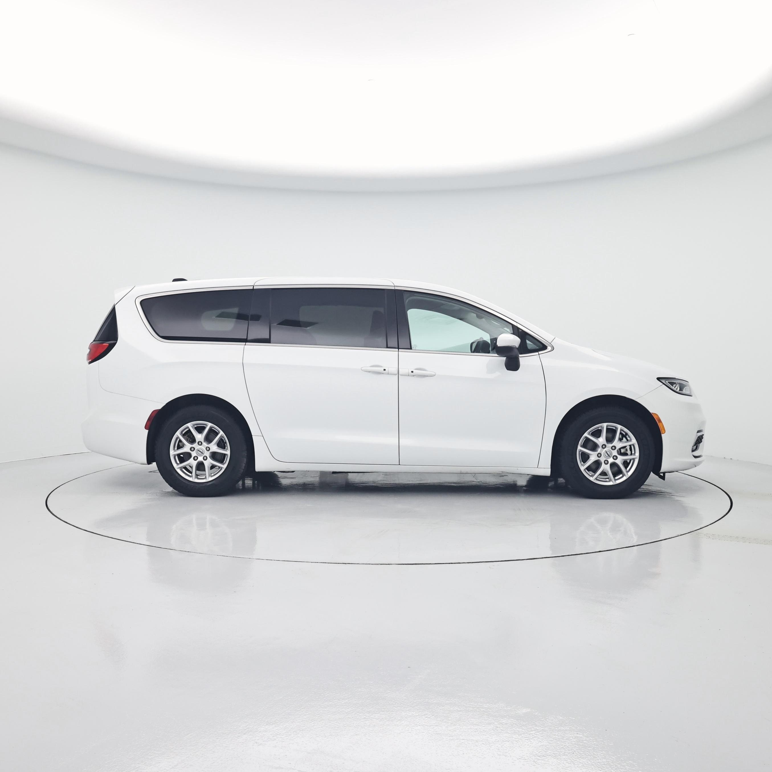 Thumbnail: 2023 Chrysler Pacifica - 7