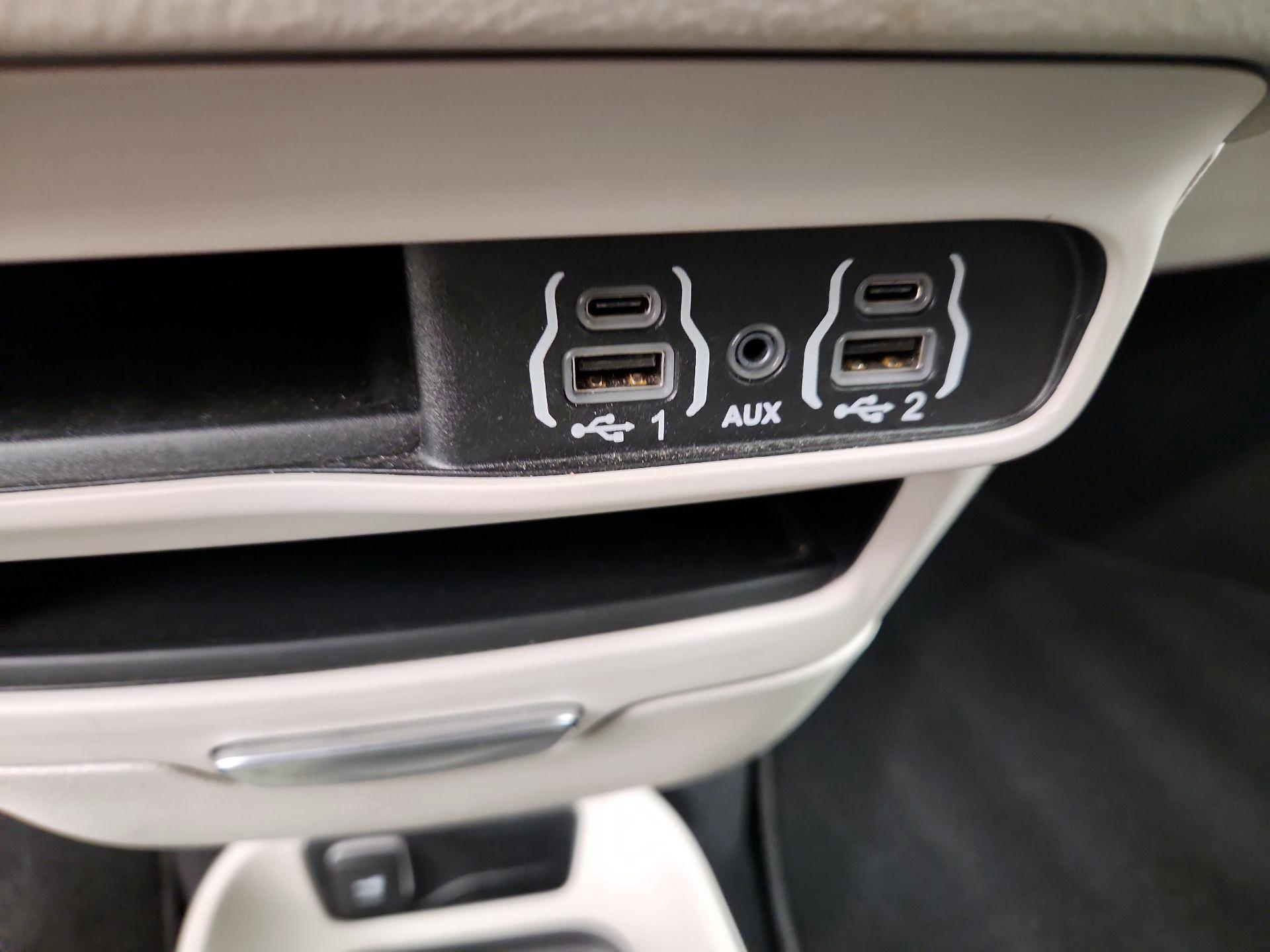 Thumbnail: 2023 Chrysler Pacifica - 18