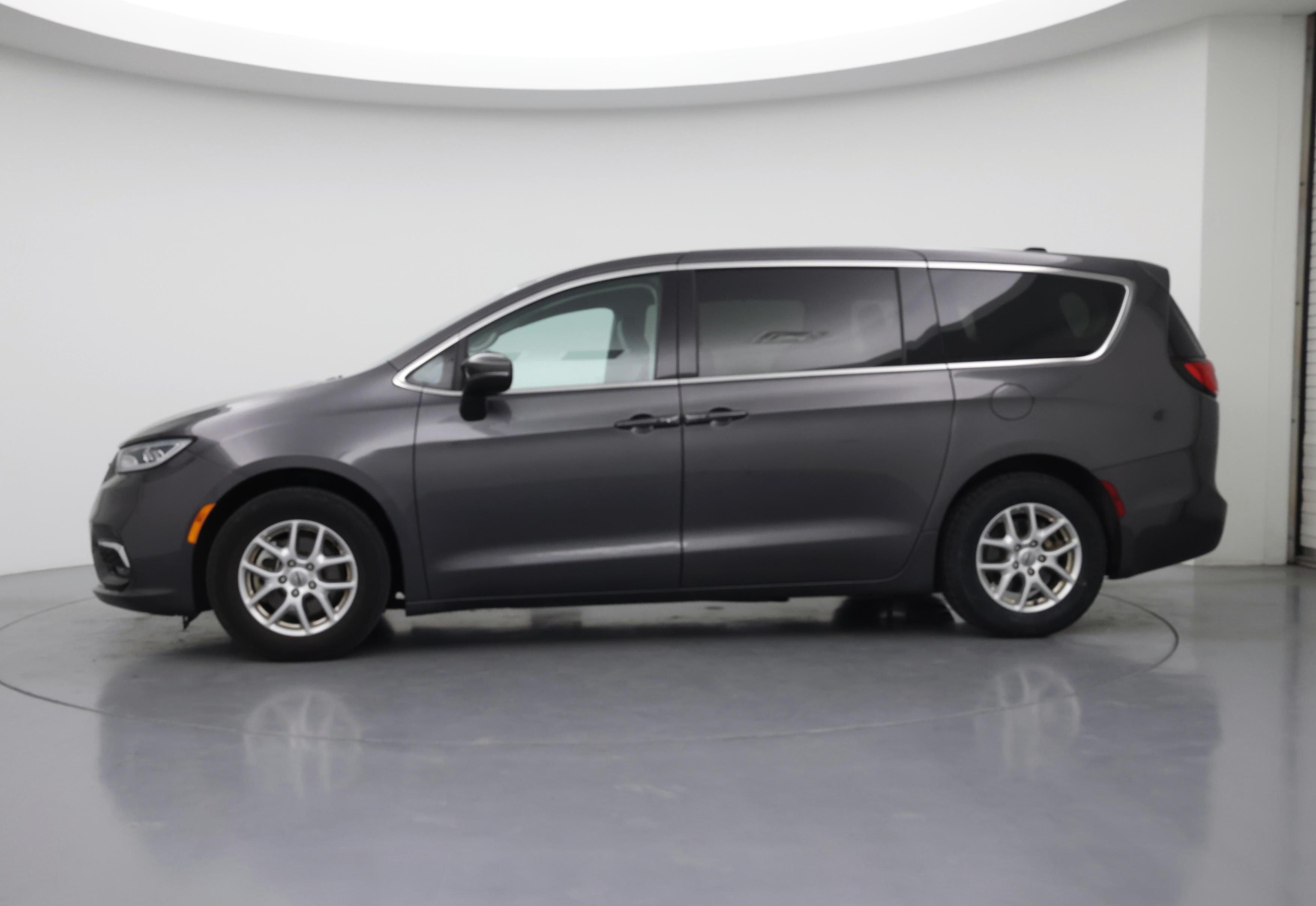 Thumbnail: 2023 Chrysler Pacifica - 3