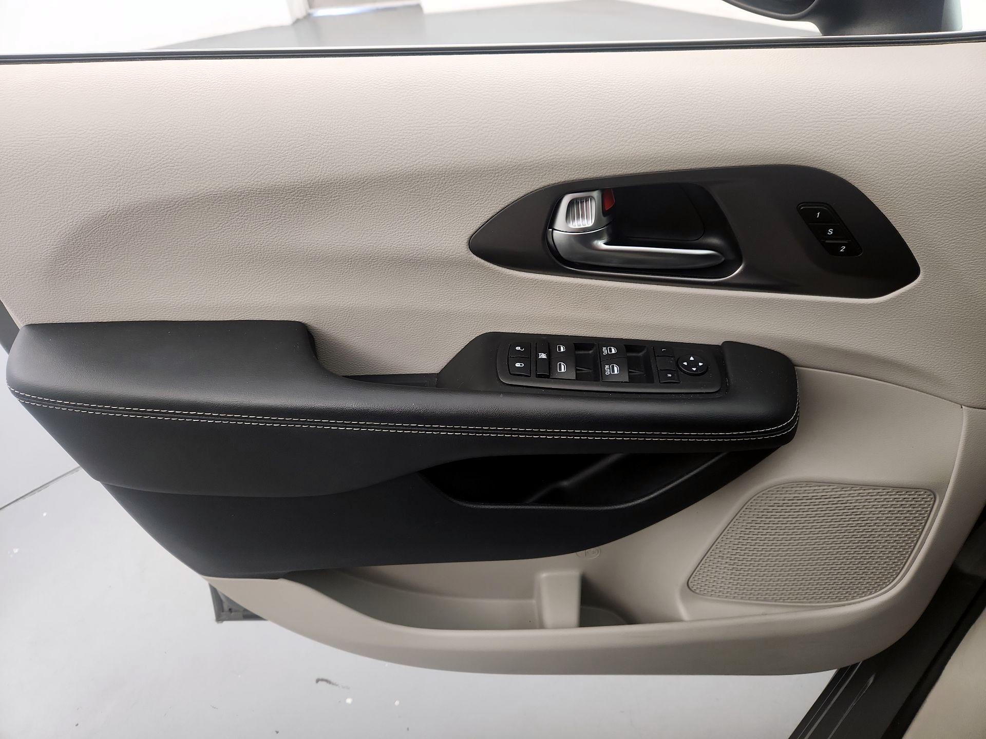 Thumbnail: 2023 Chrysler Pacifica - 12