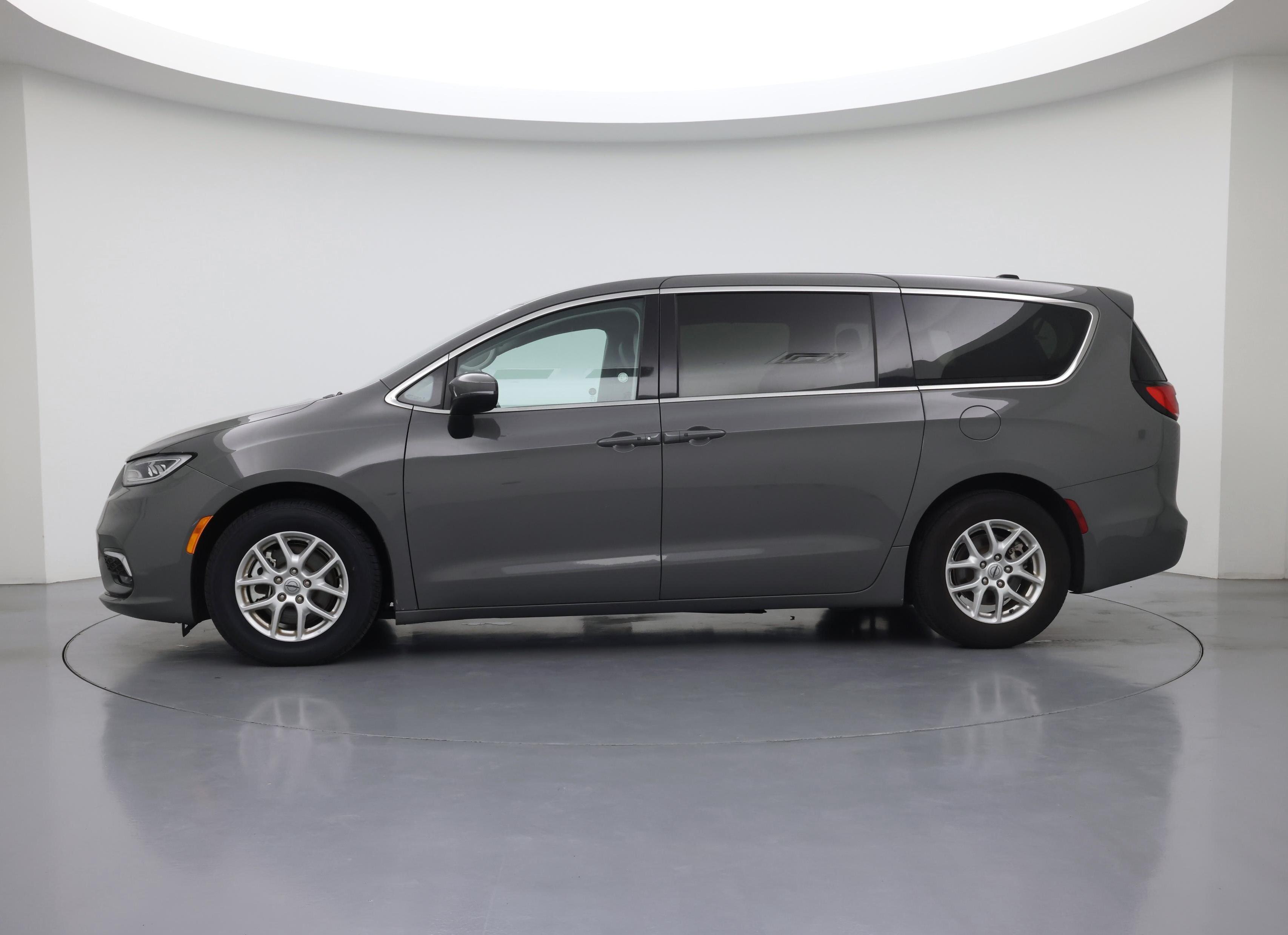 Thumbnail: 2023 Chrysler Pacifica - 3