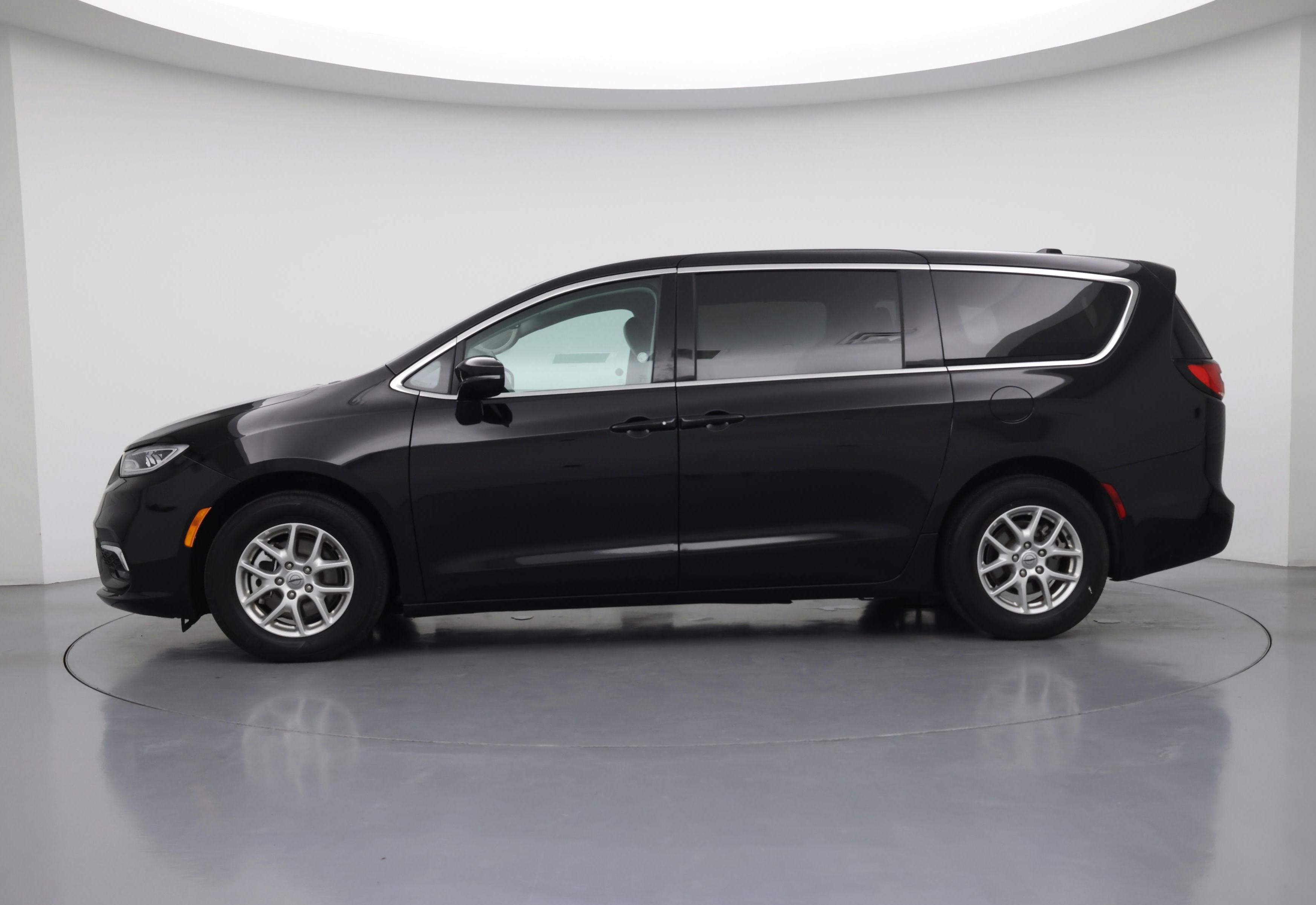 Thumbnail: 2024 Chrysler Pacifica - 3