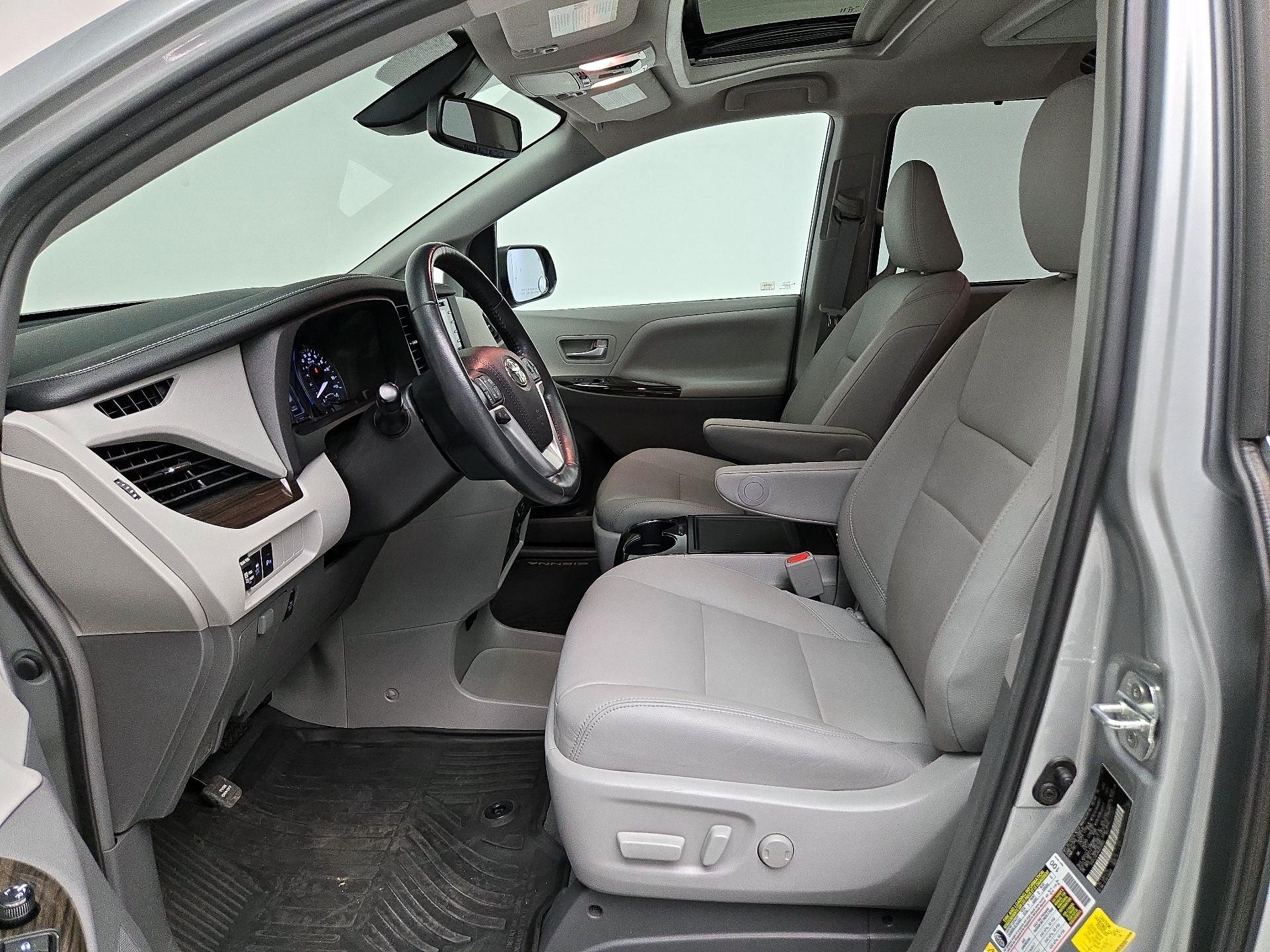 Thumbnail: 2019 Toyota Sienna - 11