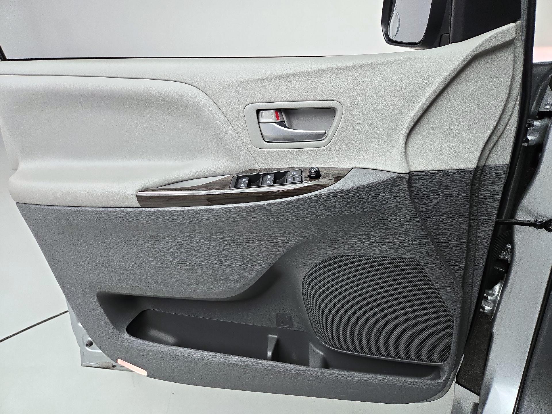 Thumbnail: 2019 Toyota Sienna - 12