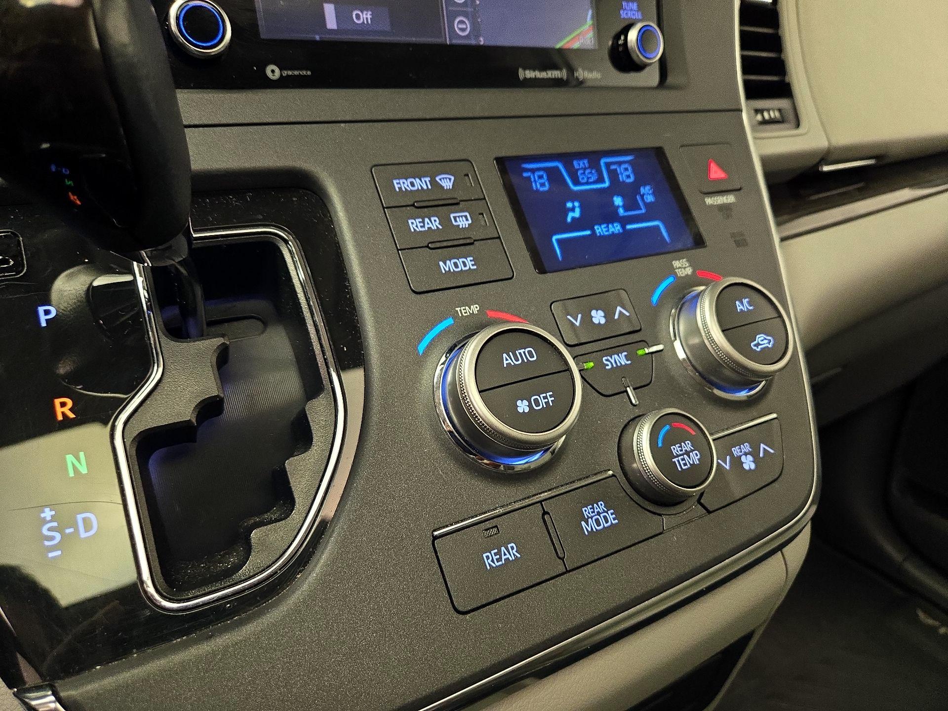 Thumbnail: 2019 Toyota Sienna - 17