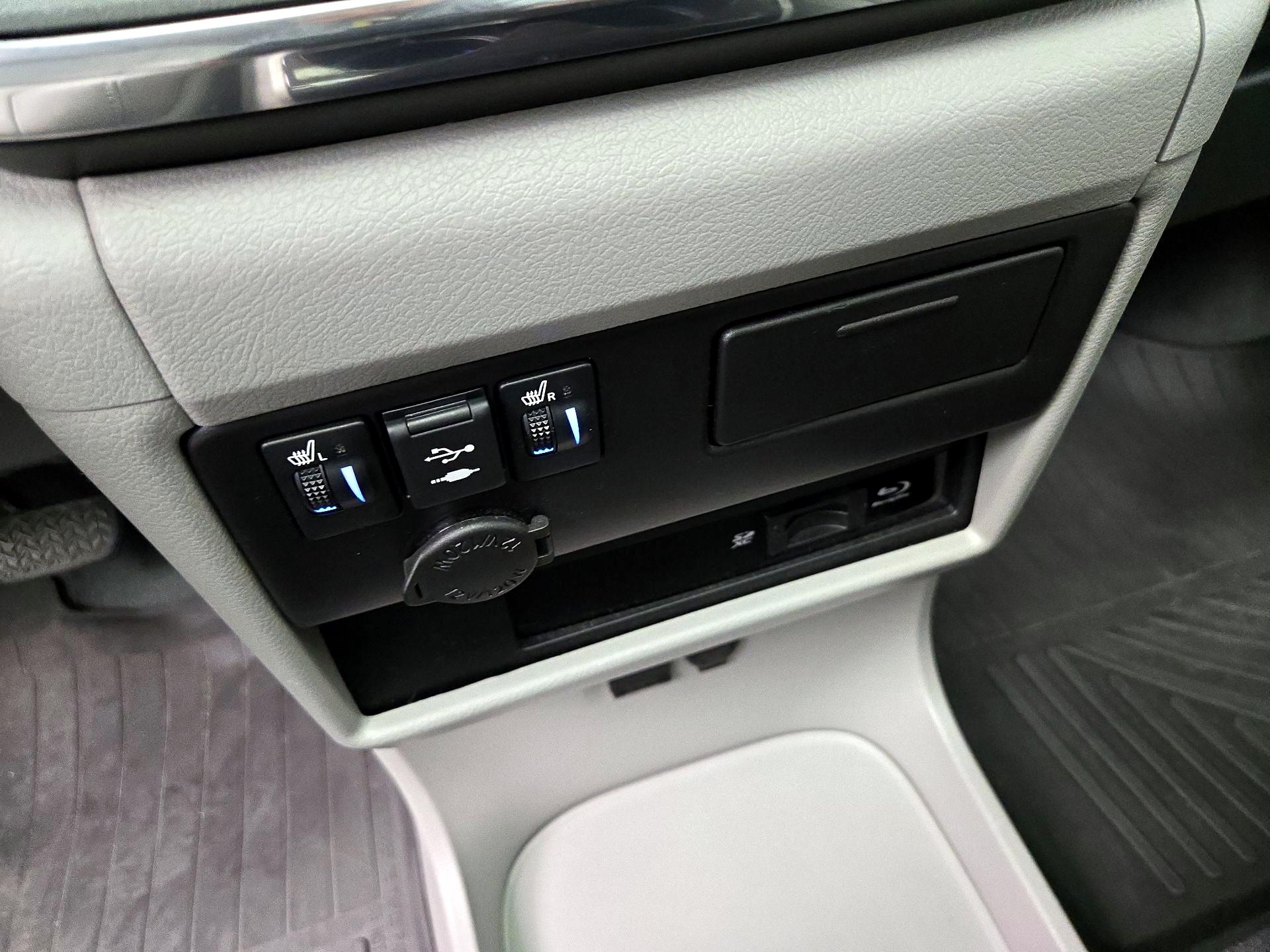 Thumbnail: 2019 Toyota Sienna - 19