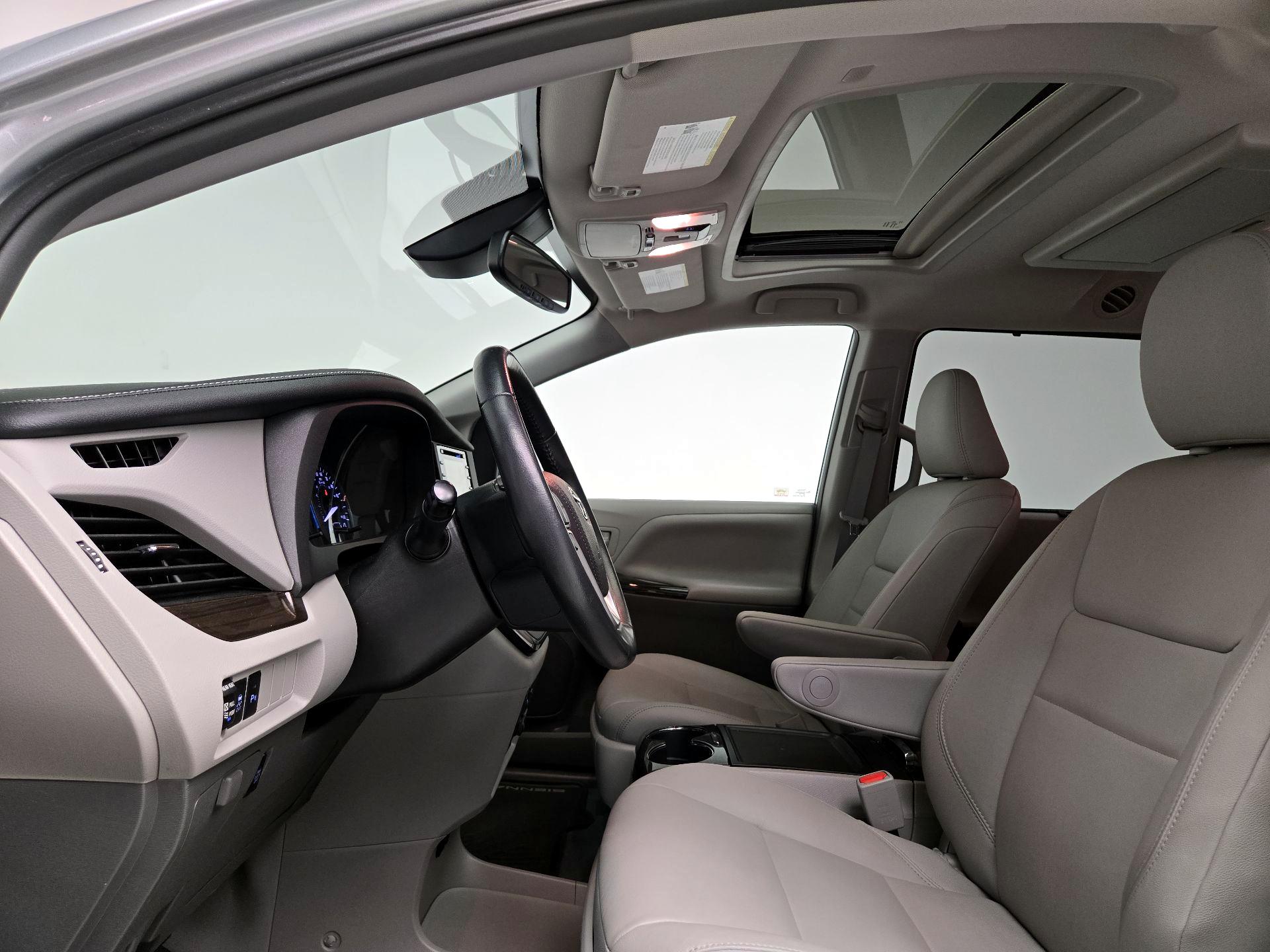 Thumbnail: 2019 Toyota Sienna - 20