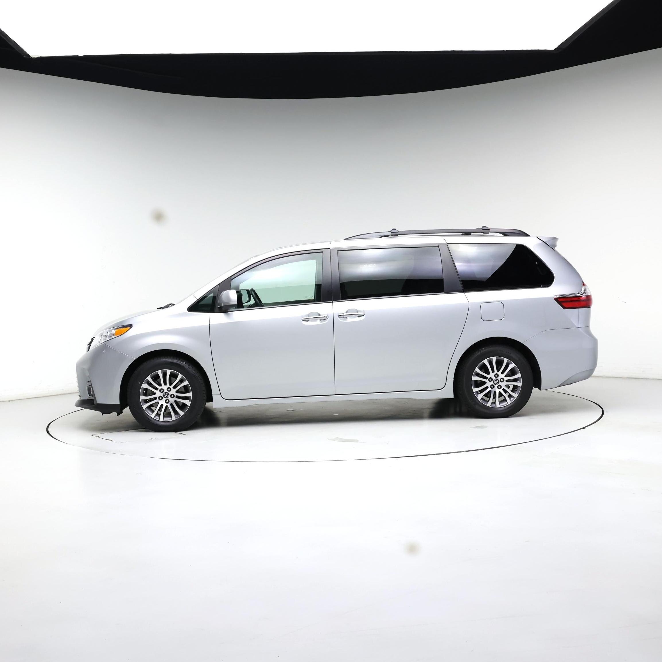 Thumbnail: 2019 Toyota Sienna - 3
