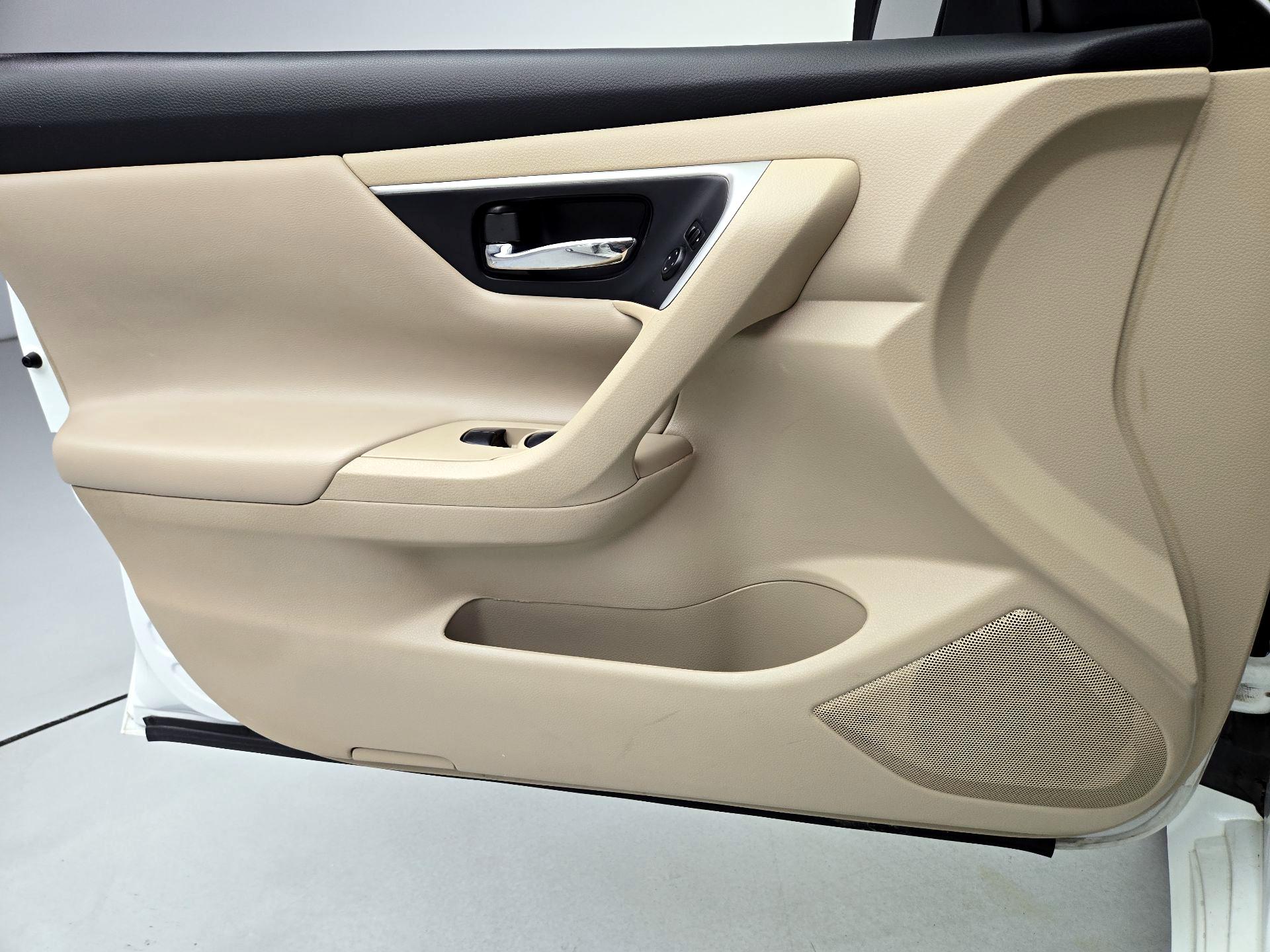 Thumbnail: 2017 Nissan Altima - 12