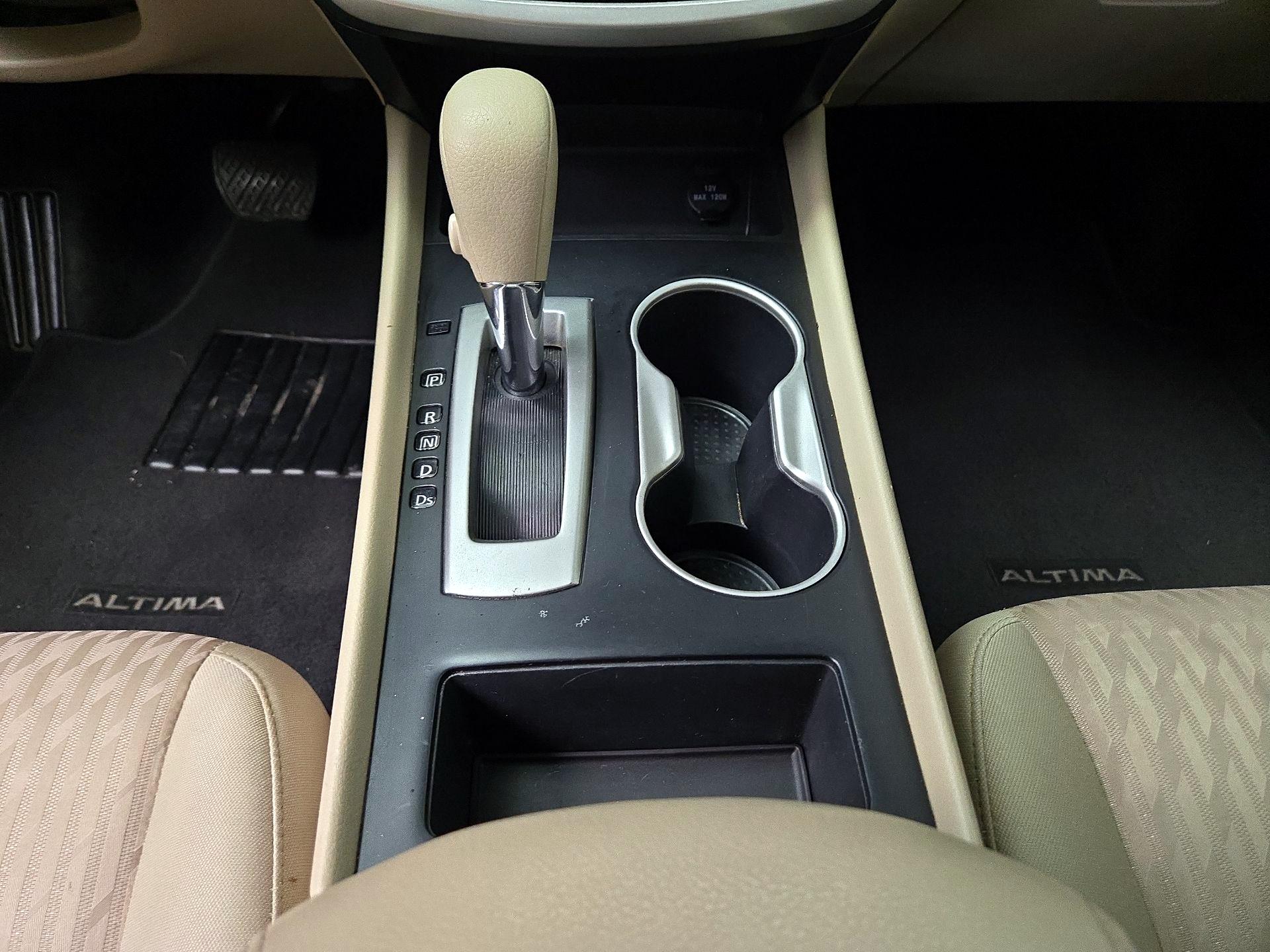 Thumbnail: 2017 Nissan Altima - 17