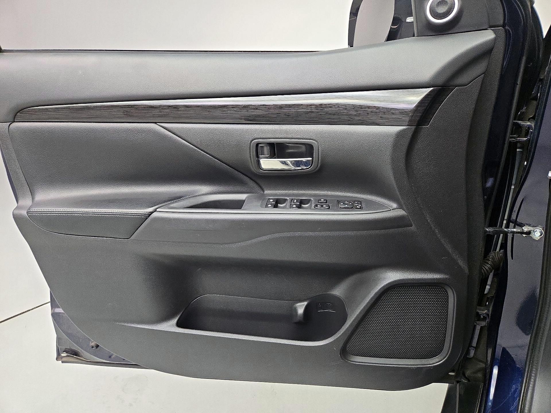 Thumbnail: 2017 Mitsubishi Outlander - 12