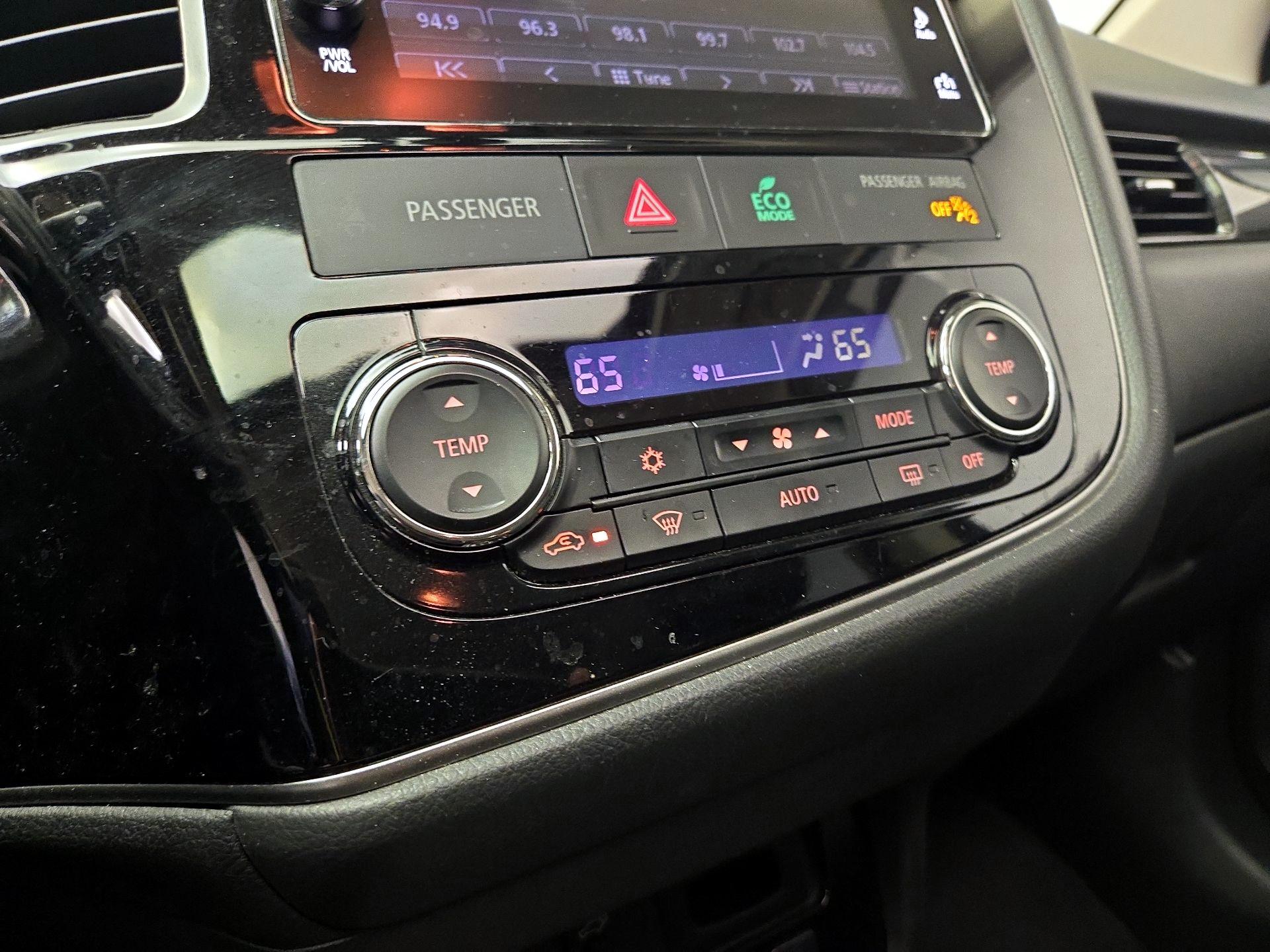 Thumbnail: 2017 Mitsubishi Outlander - 16