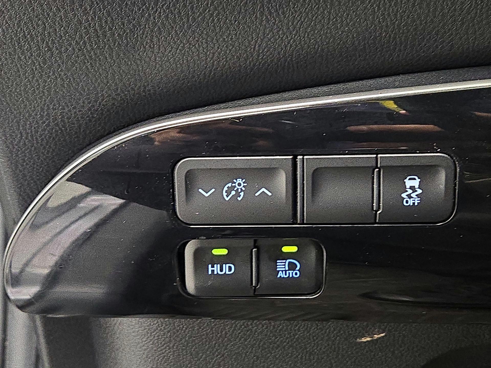 Thumbnail: 2016 Toyota Prius - 13