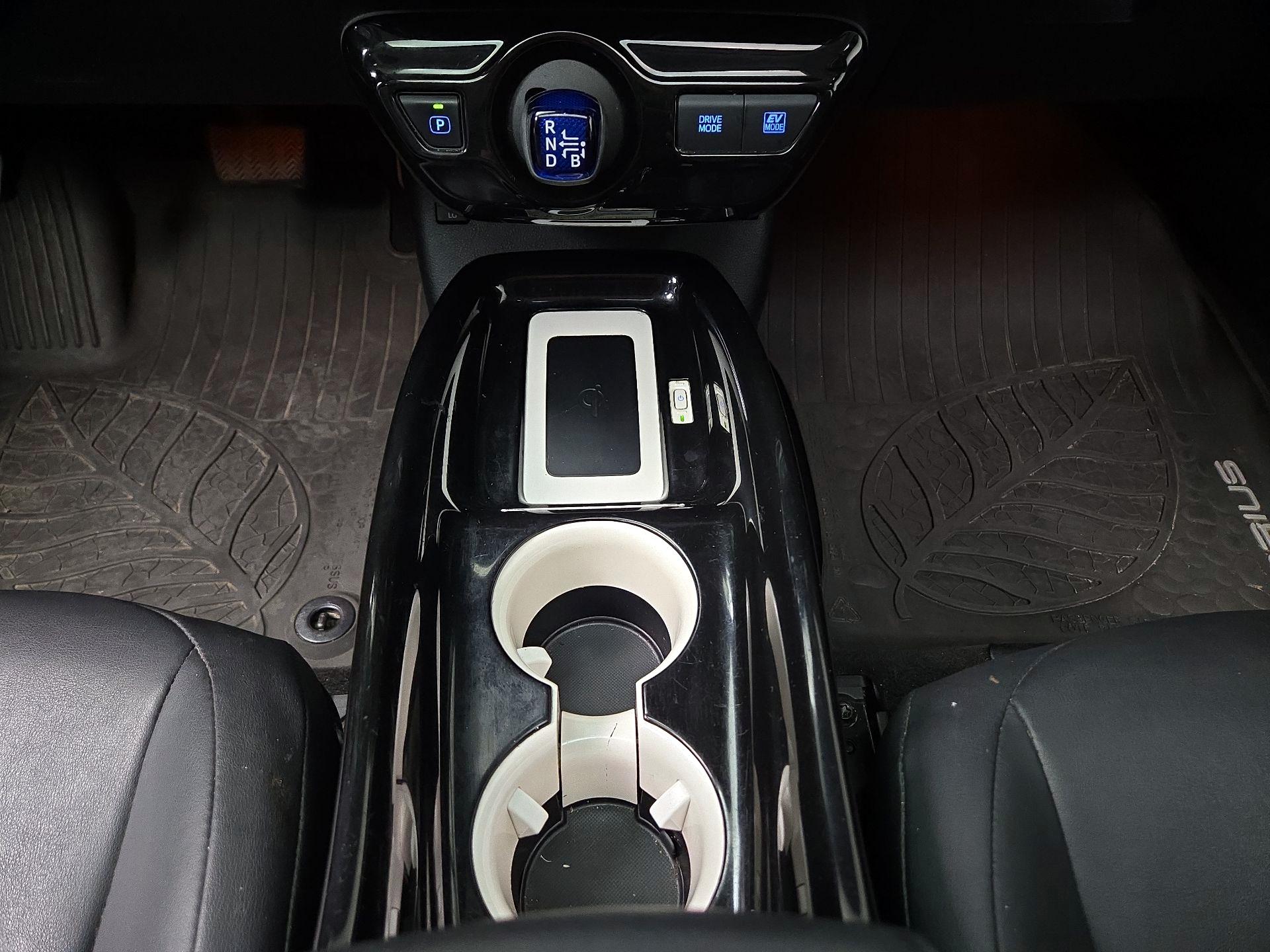 Thumbnail: 2016 Toyota Prius - 18