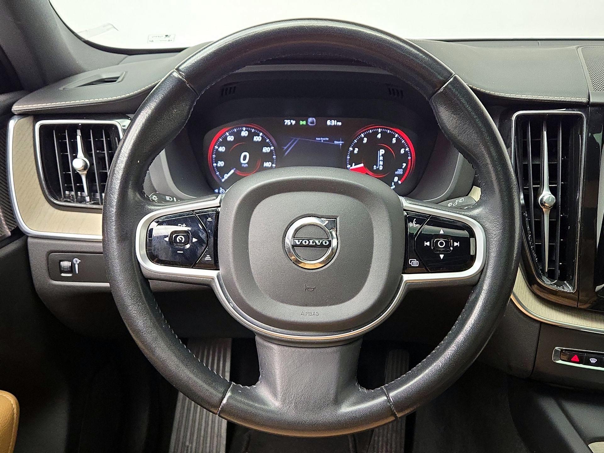 Thumbnail: 2020 Volvo XC60 - 10